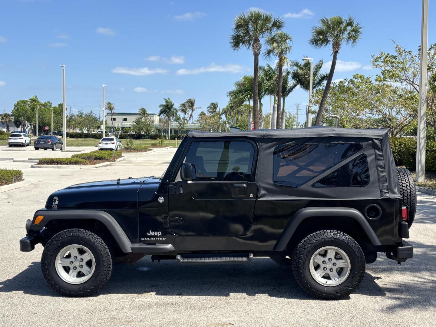 2006 BLACK /CHARCOAL CLOTH Jeep Wrangler Unlimited LJ (1J4FA44S86P) with an 4.0L L6 OHV 12V engine, Automatic transmission, located at 11170 Summerlin Square Dr., Fort Myers Beach, FL, 33931, (239) 999-7777, 26.493546, -81.941628 - Take a look at this iconic 2006 Jeep Wrangler — built for adventure and ready for the Florida lifestyle. This Wrangler delivers the classic Jeep experience with its rugged design, removable top, and go-anywhere capability. Whether you're cruising Fort Myers Beach with the top down or heading of - Photo#8