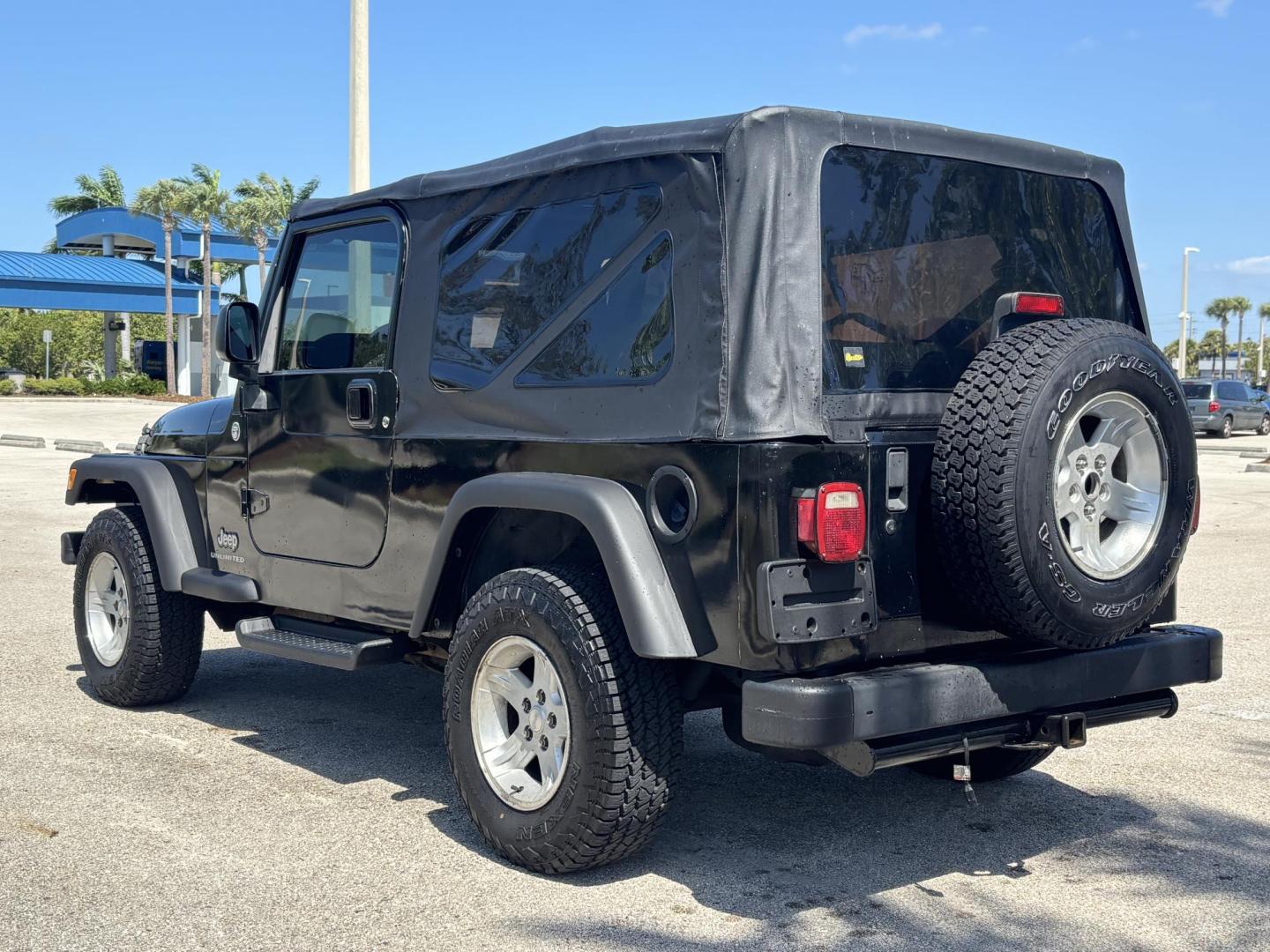 2006 BLACK /CHARCOAL CLOTH Jeep Wrangler Unlimited LJ (1J4FA44S86P) with an 4.0L L6 OHV 12V engine, Automatic transmission, located at 11170 Summerlin Square Dr., Fort Myers Beach, FL, 33931, (239) 999-7777, 26.493546, -81.941628 - Take a look at this iconic 2006 Jeep Wrangler — built for adventure and ready for the Florida lifestyle. This Wrangler delivers the classic Jeep experience with its rugged design, removable top, and go-anywhere capability. Whether you're cruising Fort Myers Beach with the top down or heading of - Photo#5