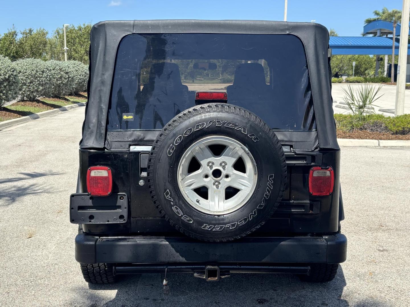 2006 BLACK /CHARCOAL CLOTH Jeep Wrangler Unlimited LJ (1J4FA44S86P) with an 4.0L L6 OHV 12V engine, Automatic transmission, located at 11170 Summerlin Square Dr., Fort Myers Beach, FL, 33931, (239) 999-7777, 26.493546, -81.941628 - Take a look at this iconic 2006 Jeep Wrangler — built for adventure and ready for the Florida lifestyle. This Wrangler delivers the classic Jeep experience with its rugged design, removable top, and go-anywhere capability. Whether you're cruising Fort Myers Beach with the top down or heading of - Photo#6