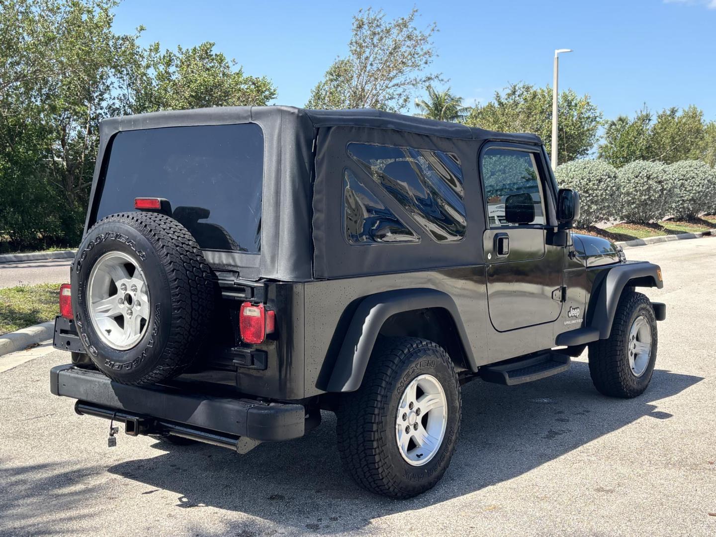 2006 BLACK /CHARCOAL CLOTH Jeep Wrangler Unlimited LJ (1J4FA44S86P) with an 4.0L L6 OHV 12V engine, Automatic transmission, located at 11170 Summerlin Square Dr., Fort Myers Beach, FL, 33931, (239) 999-7777, 26.493546, -81.941628 - Take a look at this iconic 2006 Jeep Wrangler — built for adventure and ready for the Florida lifestyle. This Wrangler delivers the classic Jeep experience with its rugged design, removable top, and go-anywhere capability. Whether you're cruising Fort Myers Beach with the top down or heading of - Photo#7
