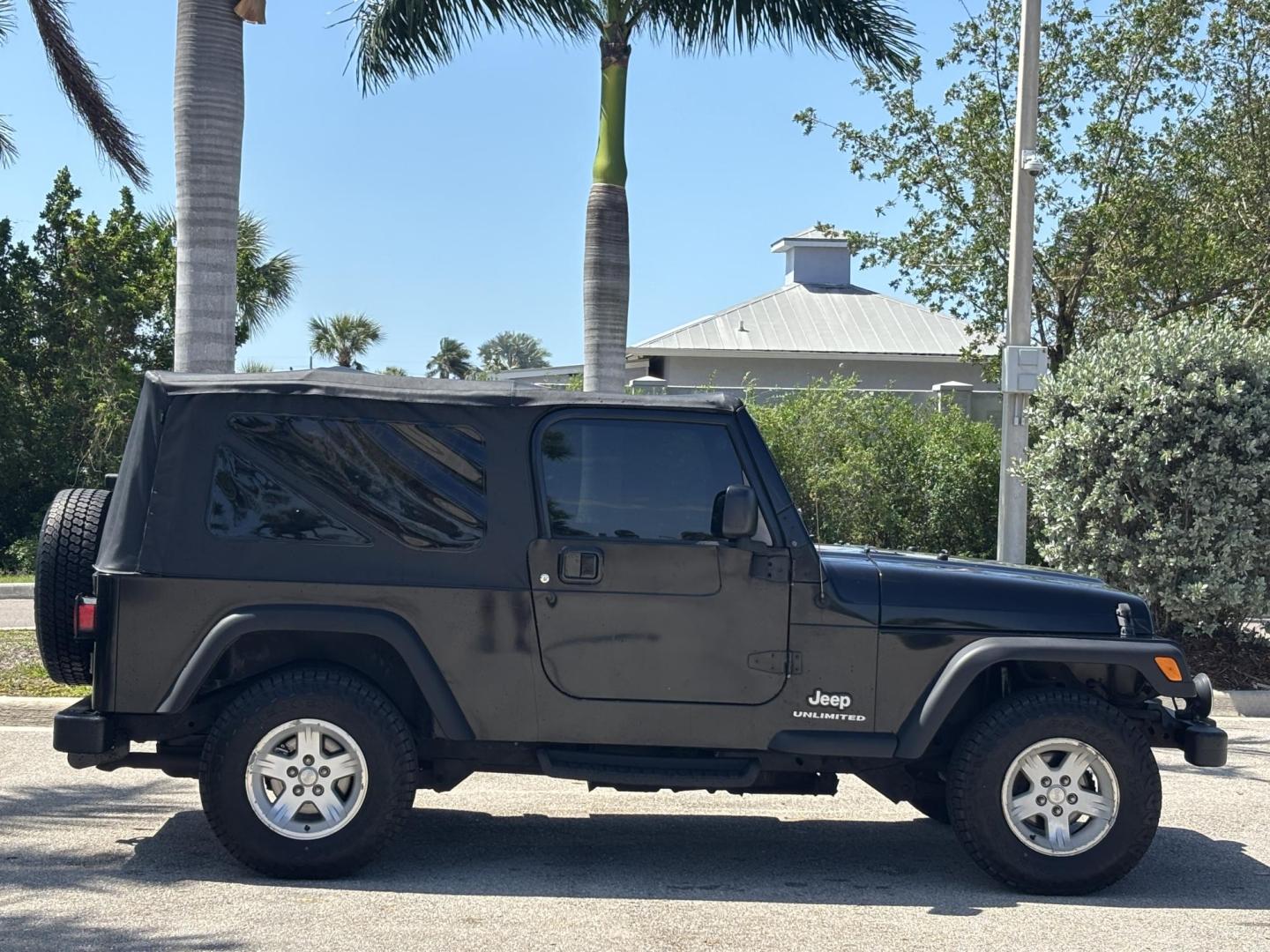 2006 BLACK /CHARCOAL CLOTH Jeep Wrangler Unlimited LJ (1J4FA44S86P) with an 4.0L L6 OHV 12V engine, Automatic transmission, located at 11170 Summerlin Square Dr., Fort Myers Beach, FL, 33931, (239) 999-7777, 26.493546, -81.941628 - Take a look at this iconic 2006 Jeep Wrangler — built for adventure and ready for the Florida lifestyle. This Wrangler delivers the classic Jeep experience with its rugged design, removable top, and go-anywhere capability. Whether you're cruising Fort Myers Beach with the top down or heading of - Photo#4