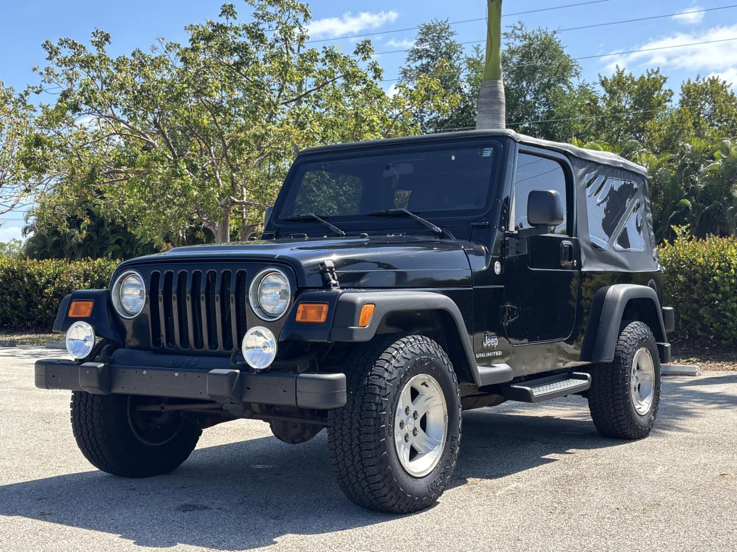 2006 BLACK /CHARCOAL CLOTH Jeep Wrangler Unlimited LJ (1J4FA44S86P) with an 4.0L L6 OHV 12V engine, Automatic transmission, located at 11170 Summerlin Square Dr., Fort Myers Beach, FL, 33931, (239) 999-7777, 26.493546, -81.941628 - Take a look at this iconic 2006 Jeep Wrangler — built for adventure and ready for the Florida lifestyle. This Wrangler delivers the classic Jeep experience with its rugged design, removable top, and go-anywhere capability. Whether you're cruising Fort Myers Beach with the top down or heading of - Photo#1