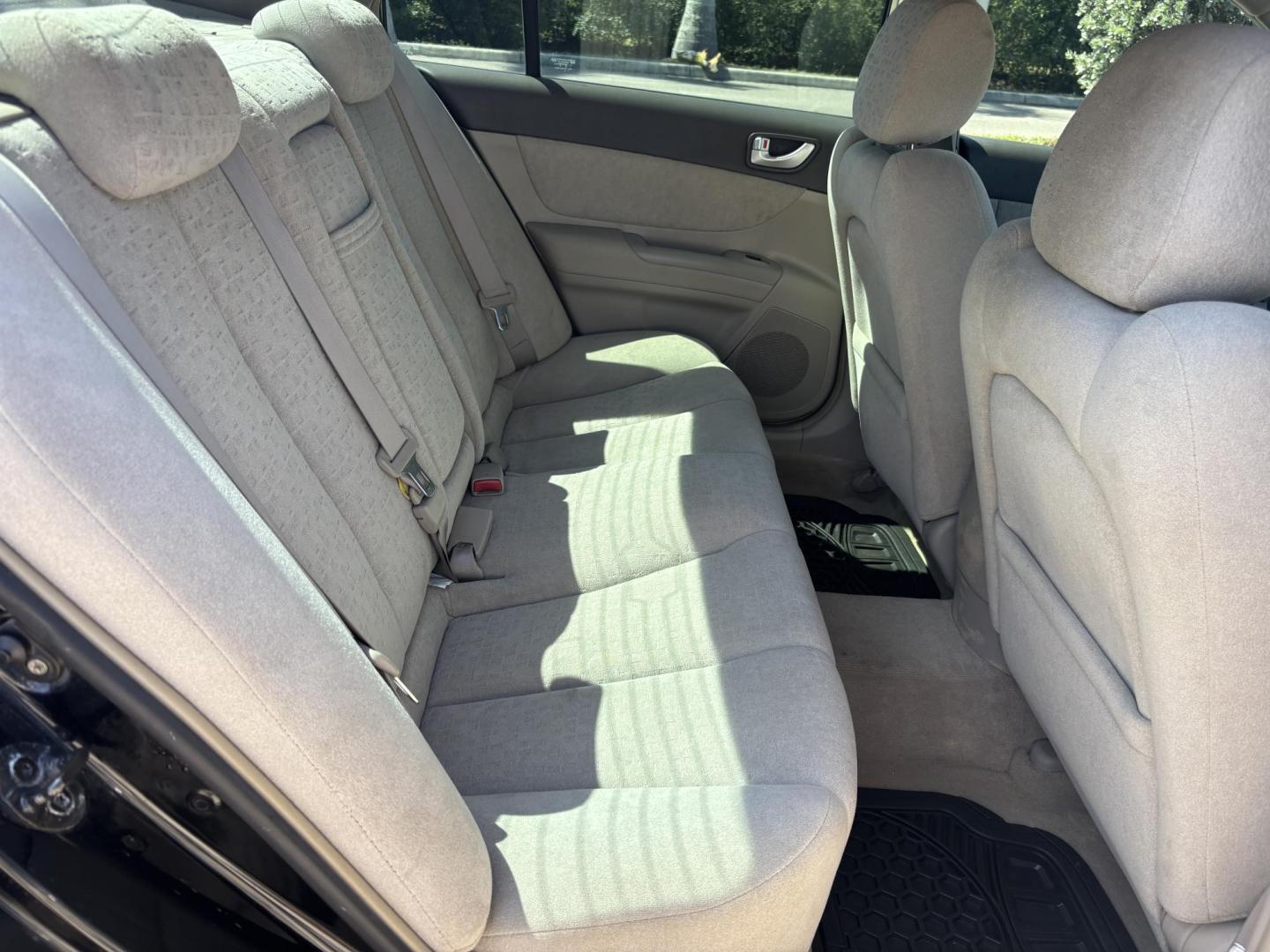 2007 BLACK /LIGHT GRAY LEATHER Hyundai Sonata SE (5NPEU46F87H) with an 3.3L V6 DOHC 24V engine, 5-Speed Automatic Overdrive transmission, located at 11170 Summerlin Square Dr., Fort Myers Beach, FL, 33931, (239) 999-7777, 26.493546, -81.941628 - Photo#22