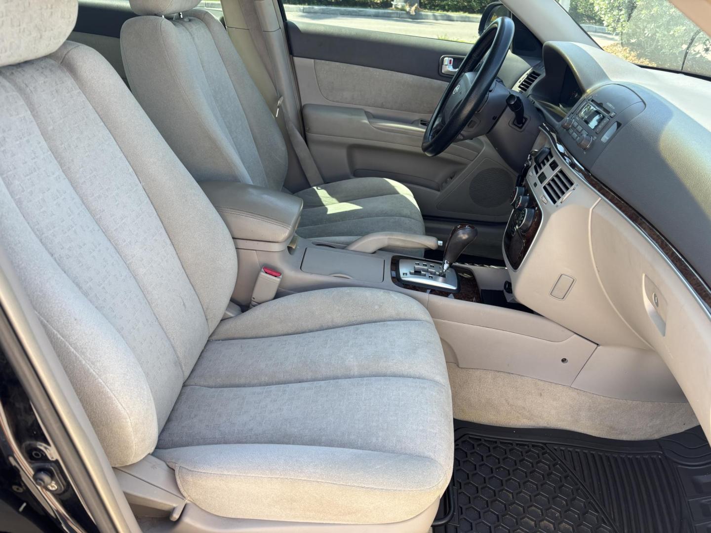 2007 BLACK /LIGHT GRAY LEATHER Hyundai Sonata SE (5NPEU46F87H) with an 3.3L V6 DOHC 24V engine, 5-Speed Automatic Overdrive transmission, located at 11170 Summerlin Square Dr., Fort Myers Beach, FL, 33931, (239) 999-7777, 26.493546, -81.941628 - Photo#20