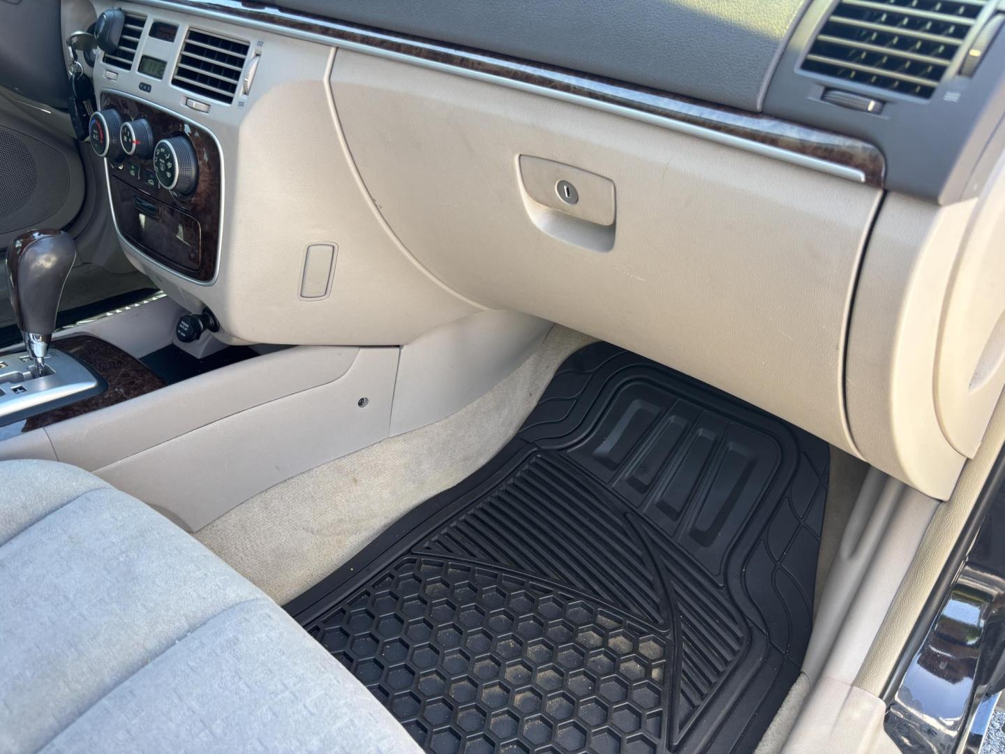 2007 BLACK /LIGHT GRAY LEATHER Hyundai Sonata SE (5NPEU46F87H) with an 3.3L V6 DOHC 24V engine, 5-Speed Automatic Overdrive transmission, located at 11170 Summerlin Square Dr., Fort Myers Beach, FL, 33931, (239) 999-7777, 26.493546, -81.941628 - Photo#19