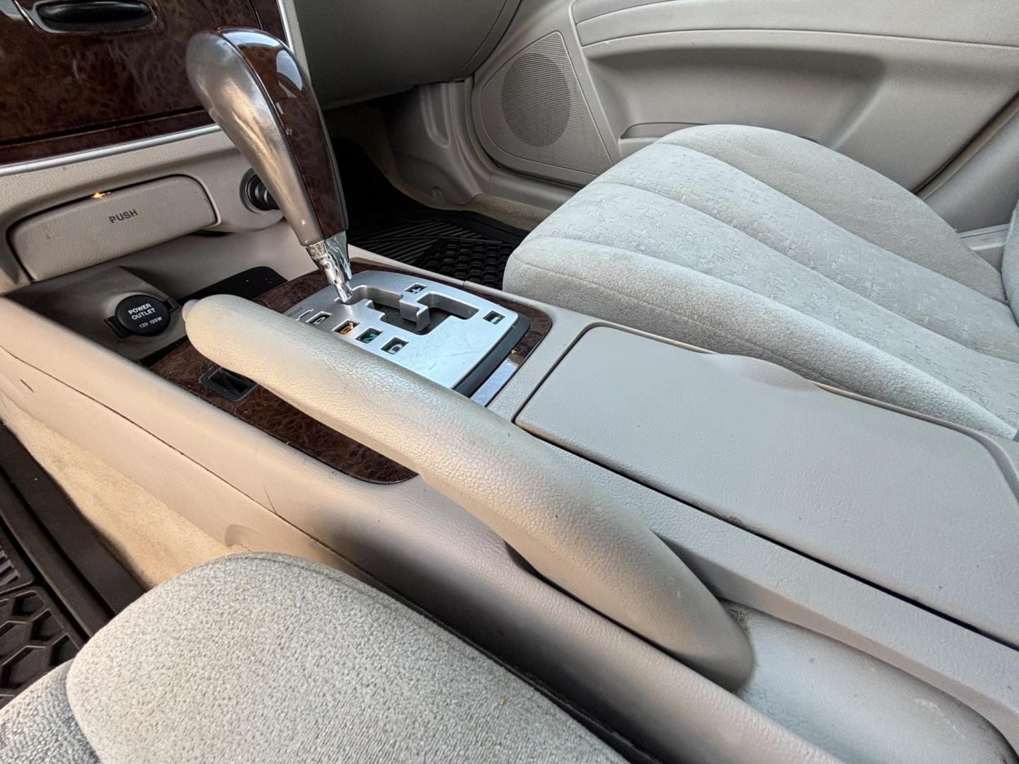 2007 BLACK /LIGHT GRAY LEATHER Hyundai Sonata SE (5NPEU46F87H) with an 3.3L V6 DOHC 24V engine, 5-Speed Automatic Overdrive transmission, located at 11170 Summerlin Square Dr., Fort Myers Beach, FL, 33931, (239) 999-7777, 26.493546, -81.941628 - Photo#17