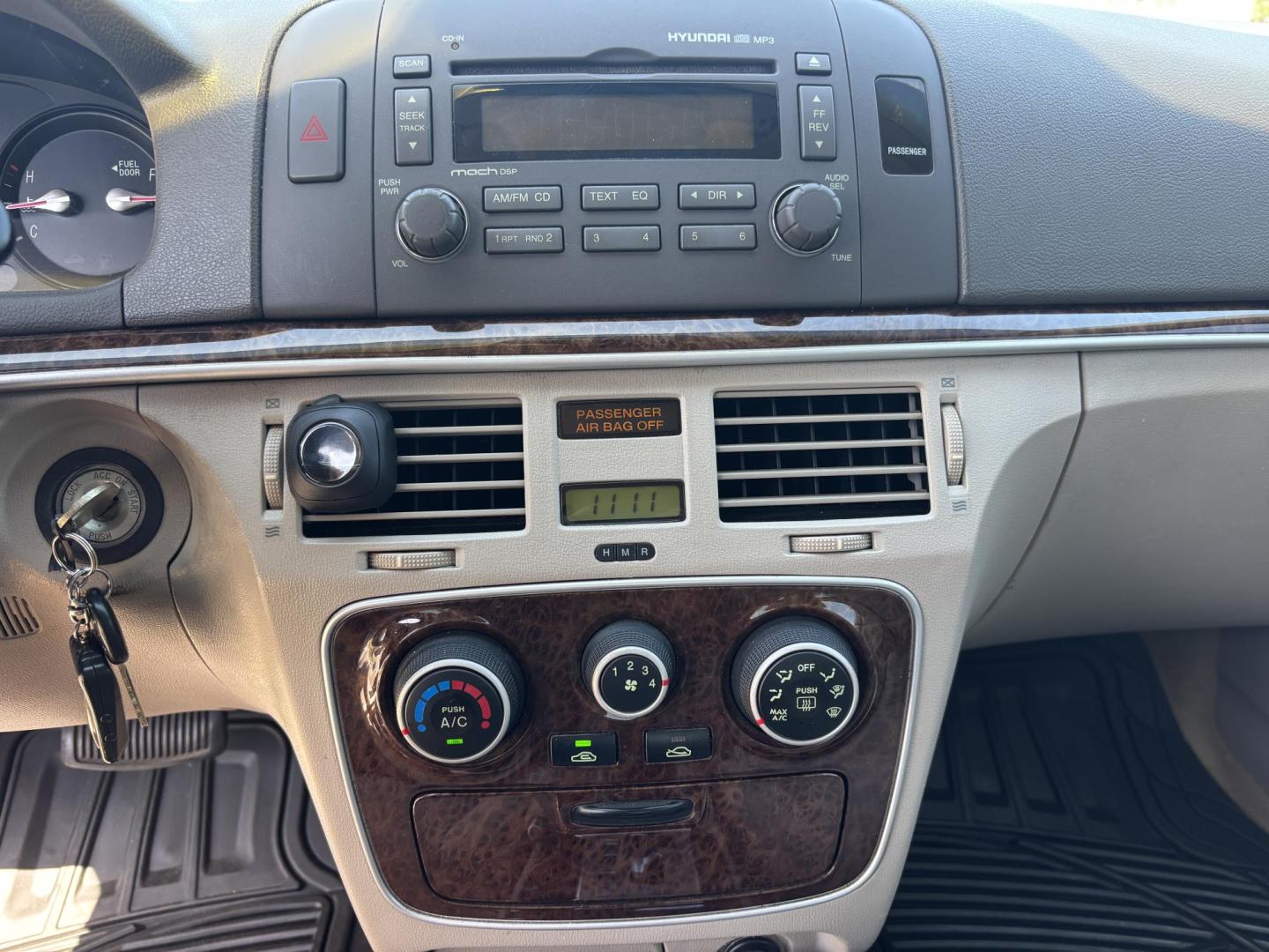 2007 BLACK /LIGHT GRAY LEATHER Hyundai Sonata SE (5NPEU46F87H) with an 3.3L V6 DOHC 24V engine, 5-Speed Automatic Overdrive transmission, located at 11170 Summerlin Square Dr., Fort Myers Beach, FL, 33931, (239) 999-7777, 26.493546, -81.941628 - Photo#16