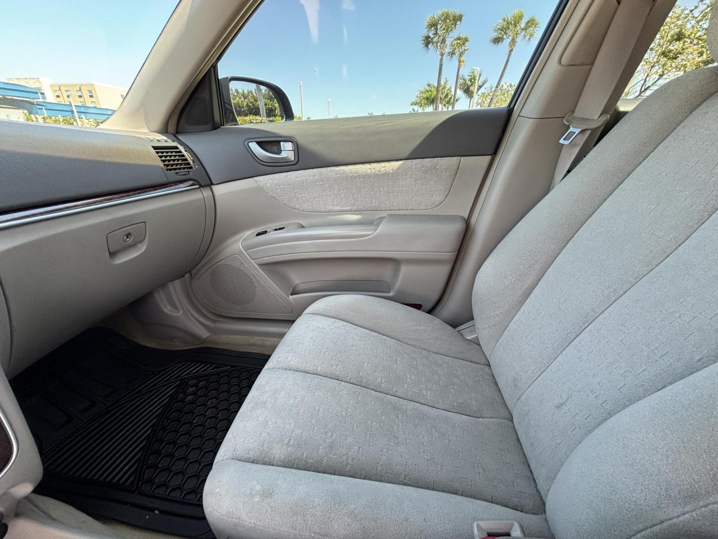 2007 BLACK /LIGHT GRAY LEATHER Hyundai Sonata SE (5NPEU46F87H) with an 3.3L V6 DOHC 24V engine, 5-Speed Automatic Overdrive transmission, located at 11170 Summerlin Square Dr., Fort Myers Beach, FL, 33931, (239) 999-7777, 26.493546, -81.941628 - Photo#18