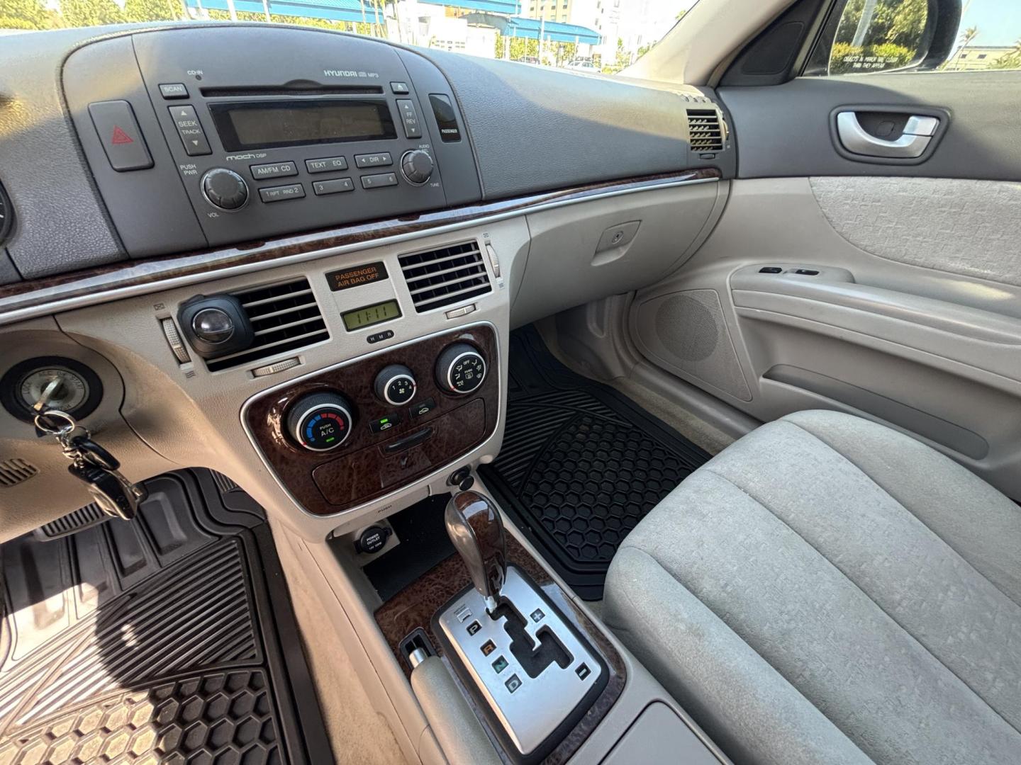 2007 BLACK /LIGHT GRAY LEATHER Hyundai Sonata SE (5NPEU46F87H) with an 3.3L V6 DOHC 24V engine, 5-Speed Automatic Overdrive transmission, located at 11170 Summerlin Square Dr., Fort Myers Beach, FL, 33931, (239) 999-7777, 26.493546, -81.941628 - Photo#15