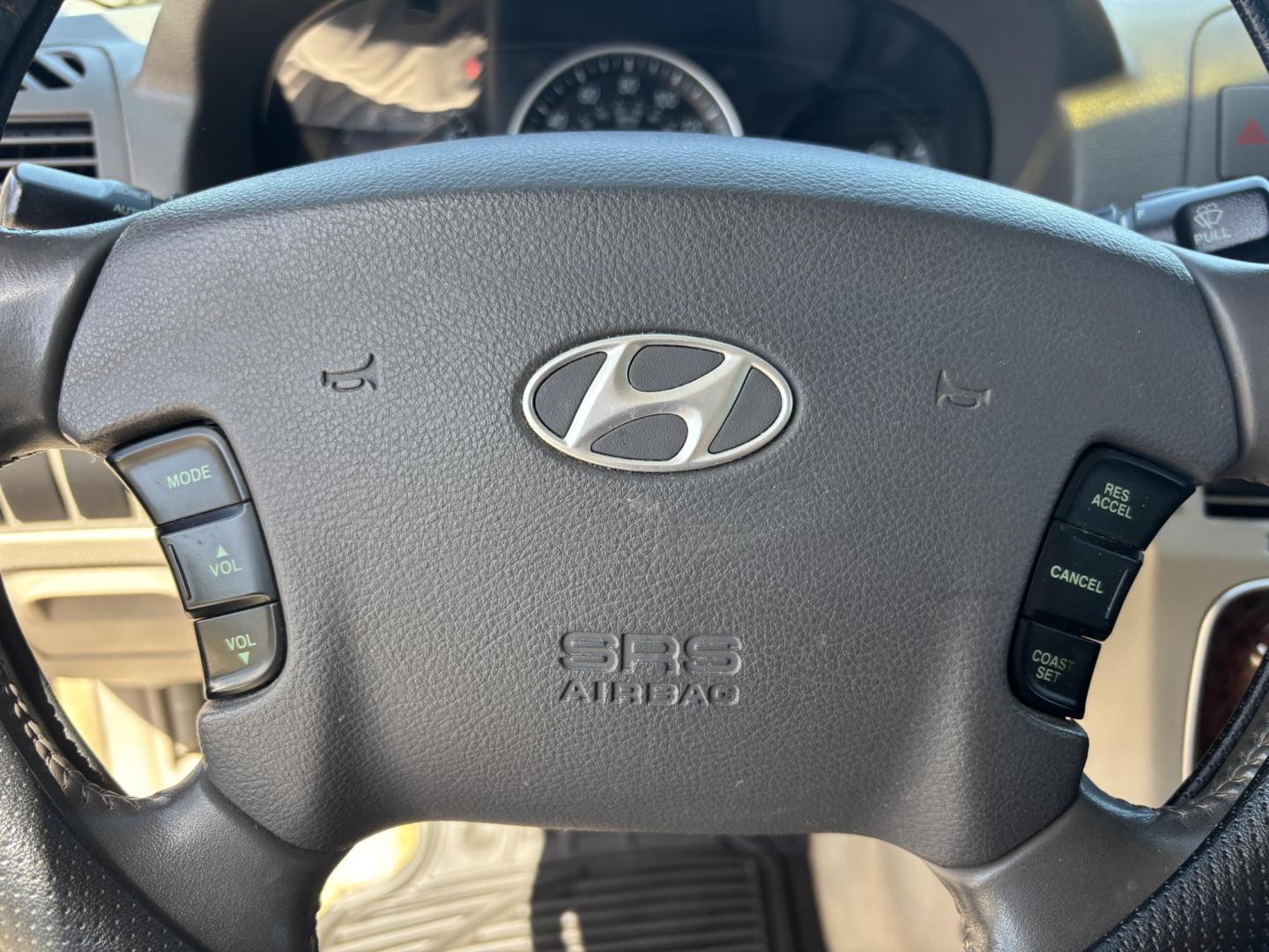 2007 BLACK /LIGHT GRAY LEATHER Hyundai Sonata SE (5NPEU46F87H) with an 3.3L V6 DOHC 24V engine, 5-Speed Automatic Overdrive transmission, located at 11170 Summerlin Square Dr., Fort Myers Beach, FL, 33931, (239) 999-7777, 26.493546, -81.941628 - Photo#25