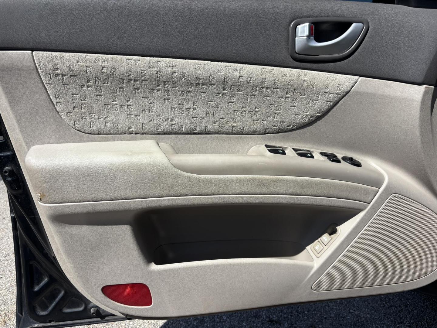 2007 BLACK /LIGHT GRAY LEATHER Hyundai Sonata SE (5NPEU46F87H) with an 3.3L V6 DOHC 24V engine, 5-Speed Automatic Overdrive transmission, located at 11170 Summerlin Square Dr., Fort Myers Beach, FL, 33931, (239) 999-7777, 26.493546, -81.941628 - Photo#26