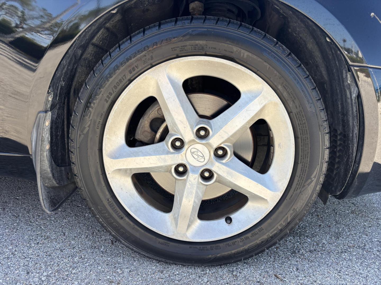 2007 BLACK /LIGHT GRAY LEATHER Hyundai Sonata SE (5NPEU46F87H) with an 3.3L V6 DOHC 24V engine, 5-Speed Automatic Overdrive transmission, located at 11170 Summerlin Square Dr., Fort Myers Beach, FL, 33931, (239) 999-7777, 26.493546, -81.941628 - Photo#27