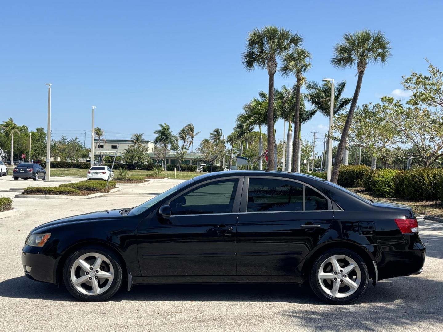 2007 BLACK /LIGHT GRAY LEATHER Hyundai Sonata SE (5NPEU46F87H) with an 3.3L V6 DOHC 24V engine, 5-Speed Automatic Overdrive transmission, located at 11170 Summerlin Square Dr., Fort Myers Beach, FL, 33931, (239) 999-7777, 26.493546, -81.941628 - Photo#8