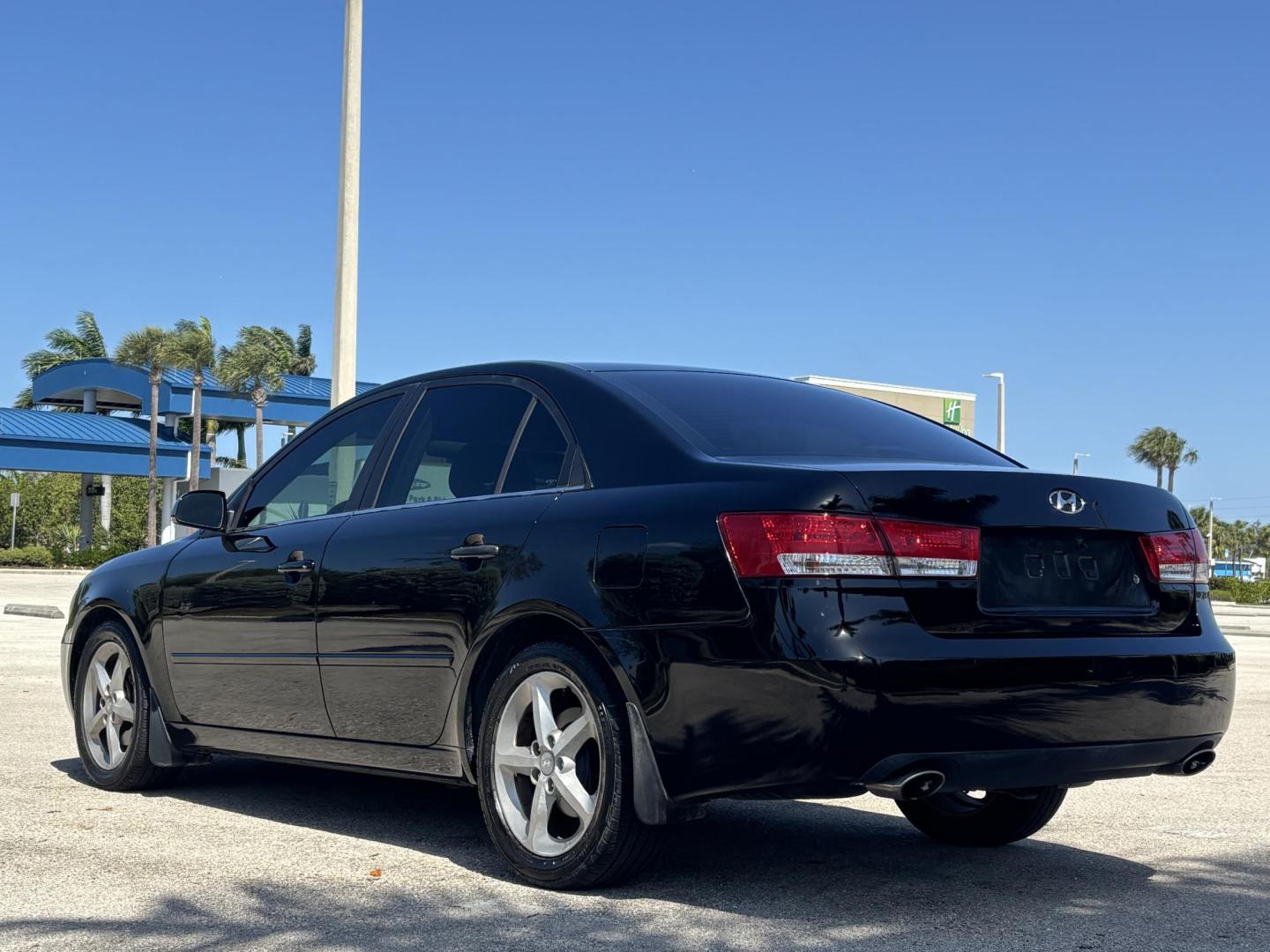 2007 BLACK /LIGHT GRAY LEATHER Hyundai Sonata SE (5NPEU46F87H) with an 3.3L V6 DOHC 24V engine, 5-Speed Automatic Overdrive transmission, located at 11170 Summerlin Square Dr., Fort Myers Beach, FL, 33931, (239) 999-7777, 26.493546, -81.941628 - Photo#5