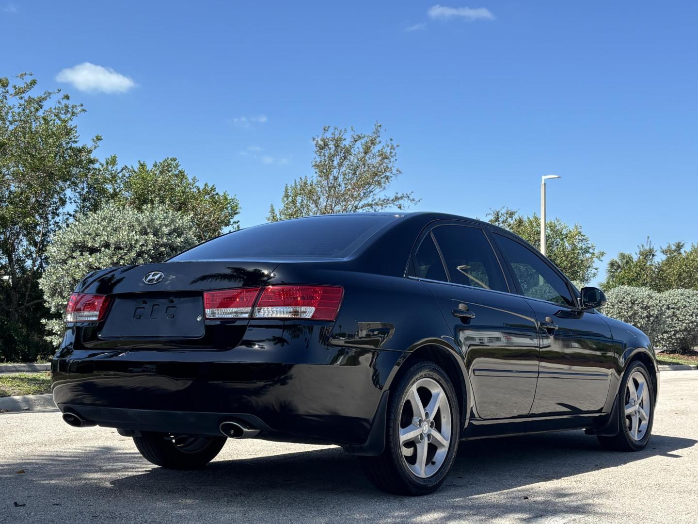 2007 BLACK /LIGHT GRAY LEATHER Hyundai Sonata SE (5NPEU46F87H) with an 3.3L V6 DOHC 24V engine, 5-Speed Automatic Overdrive transmission, located at 11170 Summerlin Square Dr., Fort Myers Beach, FL, 33931, (239) 999-7777, 26.493546, -81.941628 - Photo#7