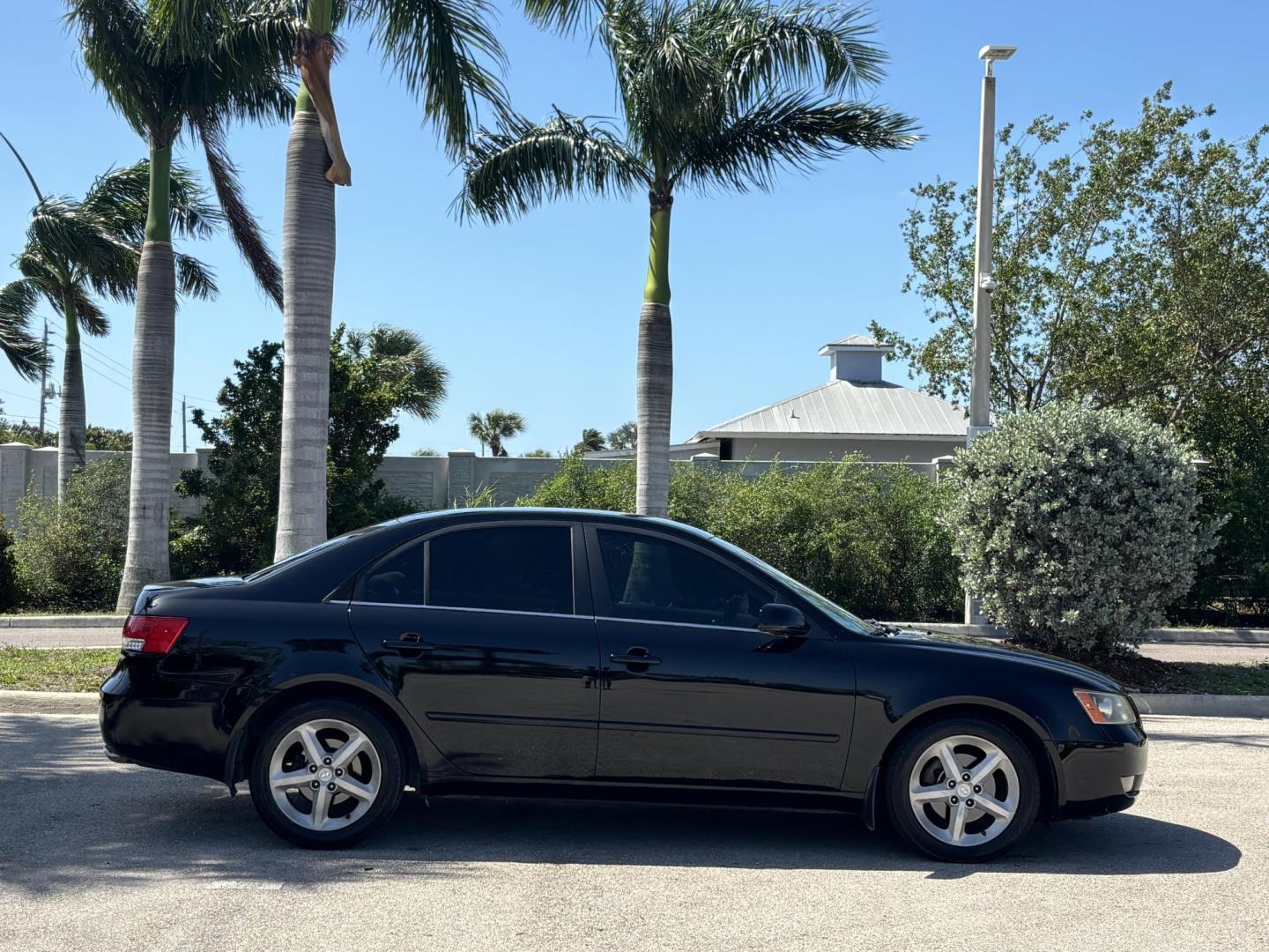 2007 BLACK /LIGHT GRAY LEATHER Hyundai Sonata SE (5NPEU46F87H) with an 3.3L V6 DOHC 24V engine, 5-Speed Automatic Overdrive transmission, located at 11170 Summerlin Square Dr., Fort Myers Beach, FL, 33931, (239) 999-7777, 26.493546, -81.941628 - Photo#4