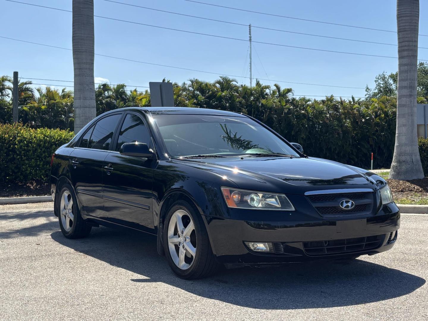 2007 BLACK /LIGHT GRAY LEATHER Hyundai Sonata SE (5NPEU46F87H) with an 3.3L V6 DOHC 24V engine, 5-Speed Automatic Overdrive transmission, located at 11170 Summerlin Square Dr., Fort Myers Beach, FL, 33931, (239) 999-7777, 26.493546, -81.941628 - Photo#3