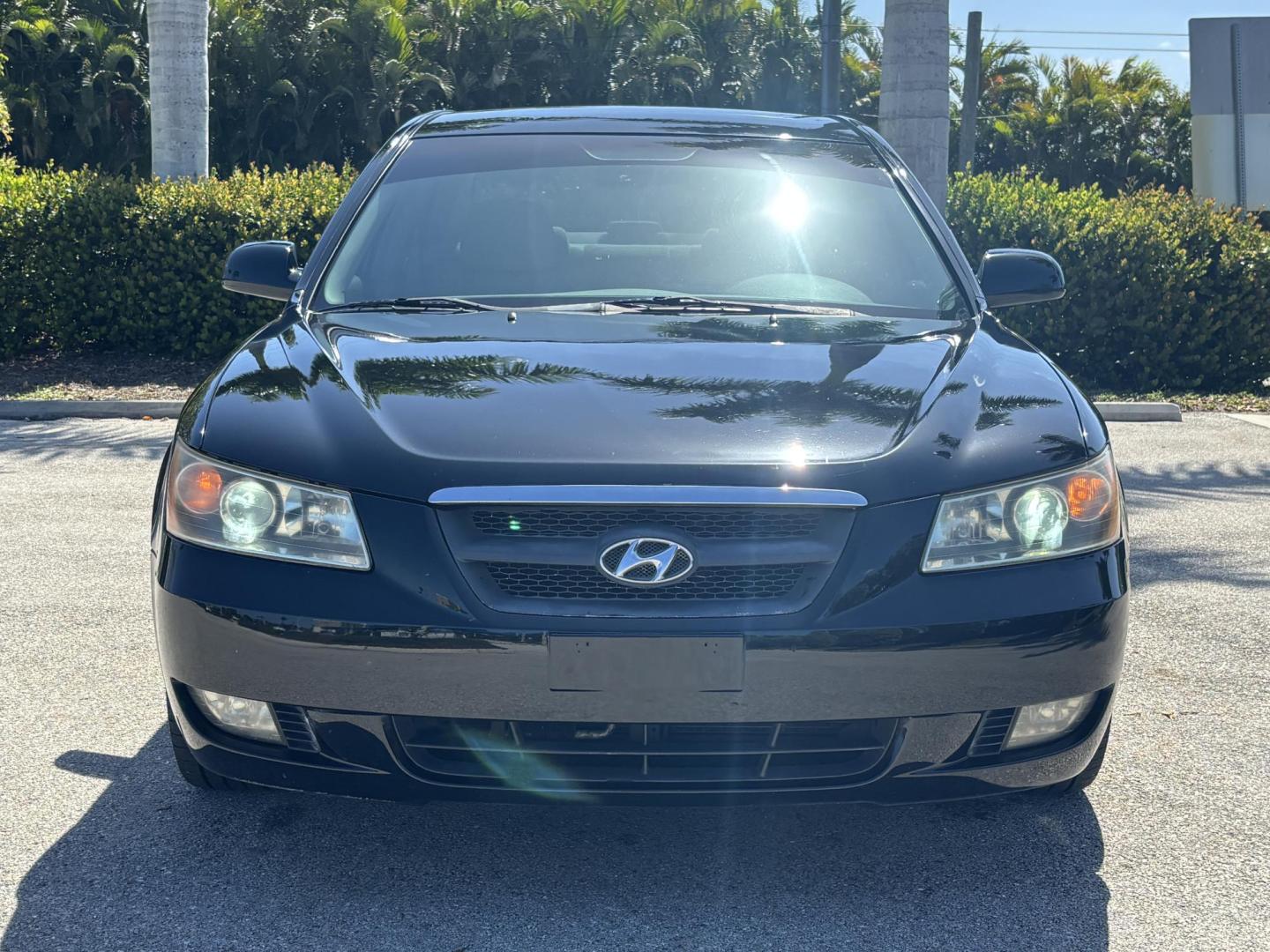 2007 BLACK /LIGHT GRAY LEATHER Hyundai Sonata SE (5NPEU46F87H) with an 3.3L V6 DOHC 24V engine, 5-Speed Automatic Overdrive transmission, located at 11170 Summerlin Square Dr., Fort Myers Beach, FL, 33931, (239) 999-7777, 26.493546, -81.941628 - Photo#2