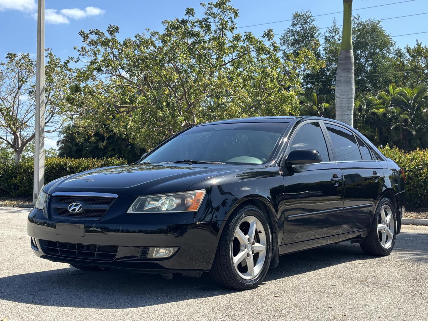 2007 BLACK /LIGHT GRAY LEATHER Hyundai Sonata SE (5NPEU46F87H) with an 3.3L V6 DOHC 24V engine, 5-Speed Automatic Overdrive transmission, located at 11170 Summerlin Square Dr., Fort Myers Beach, FL, 33931, (239) 999-7777, 26.493546, -81.941628 - Photo#1