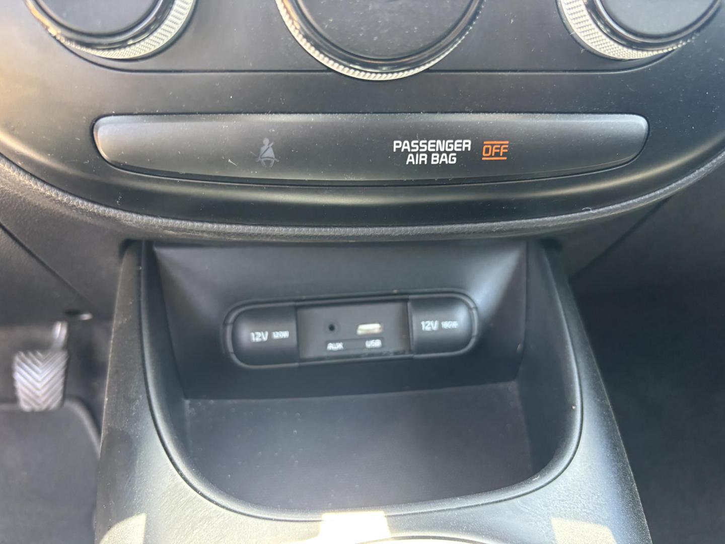 2016 GREEN /BLACK CLOTH Kia Soul (KNDJN2A24G7) with an 1.6L L4 DOHC 16V engine, MANUAL transmission, located at 11170 Summerlin Square Dr., Fort Myers Beach, FL, 33931, (239) 999-7777, 26.493546, -81.941628 - 2016 Kia Soul – Manual Transmission – CARFAX 1 Owner – Only 26,618 Miles – $10,900 Now available at First Auto Credit Fort Myers Beach is this low-mileage 2016 Kia Soul with a manual transmission, CARFAX 1-owner history, and only 26,618 miles. If you are looking for an affordable used hat - Photo#21