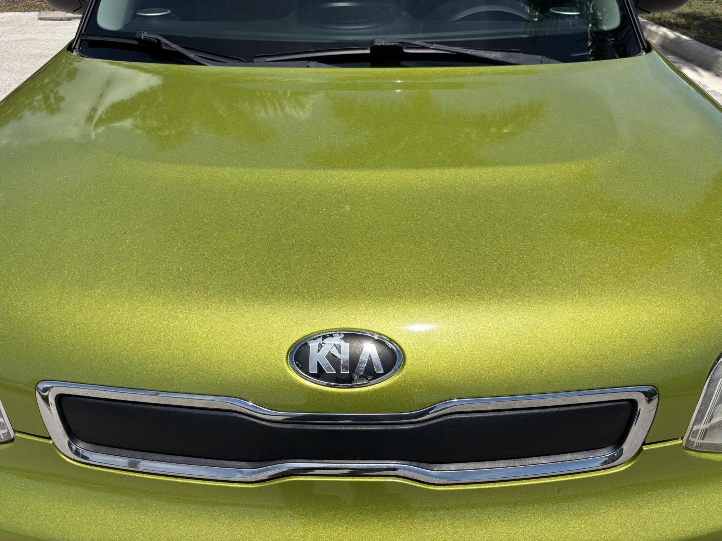 2016 GREEN /BLACK CLOTH Kia Soul (KNDJN2A24G7) with an 1.6L L4 DOHC 16V engine, MANUAL transmission, located at 11170 Summerlin Square Dr., Fort Myers Beach, FL, 33931, (239) 999-7777, 26.493546, -81.941628 - 2016 Kia Soul – Manual Transmission – CARFAX 1 Owner – Only 26,618 Miles – $10,900 Now available at First Auto Credit Fort Myers Beach is this low-mileage 2016 Kia Soul with a manual transmission, CARFAX 1-owner history, and only 26,618 miles. If you are looking for an affordable used hat - Photo#6