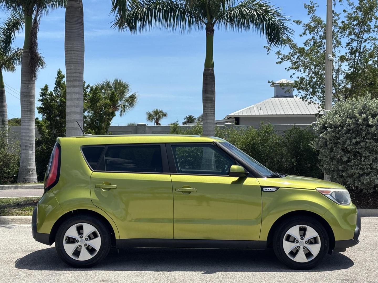 2016 GREEN /BLACK CLOTH Kia Soul (KNDJN2A24G7) with an 1.6L L4 DOHC 16V engine, MANUAL transmission, located at 11170 Summerlin Square Dr., Fort Myers Beach, FL, 33931, (239) 999-7777, 26.493546, -81.941628 - 2016 Kia Soul – Manual Transmission – CARFAX 1 Owner – Only 26,618 Miles – $10,900 Now available at First Auto Credit Fort Myers Beach is this low-mileage 2016 Kia Soul with a manual transmission, CARFAX 1-owner history, and only 26,618 miles. If you are looking for an affordable used hat - Photo#4