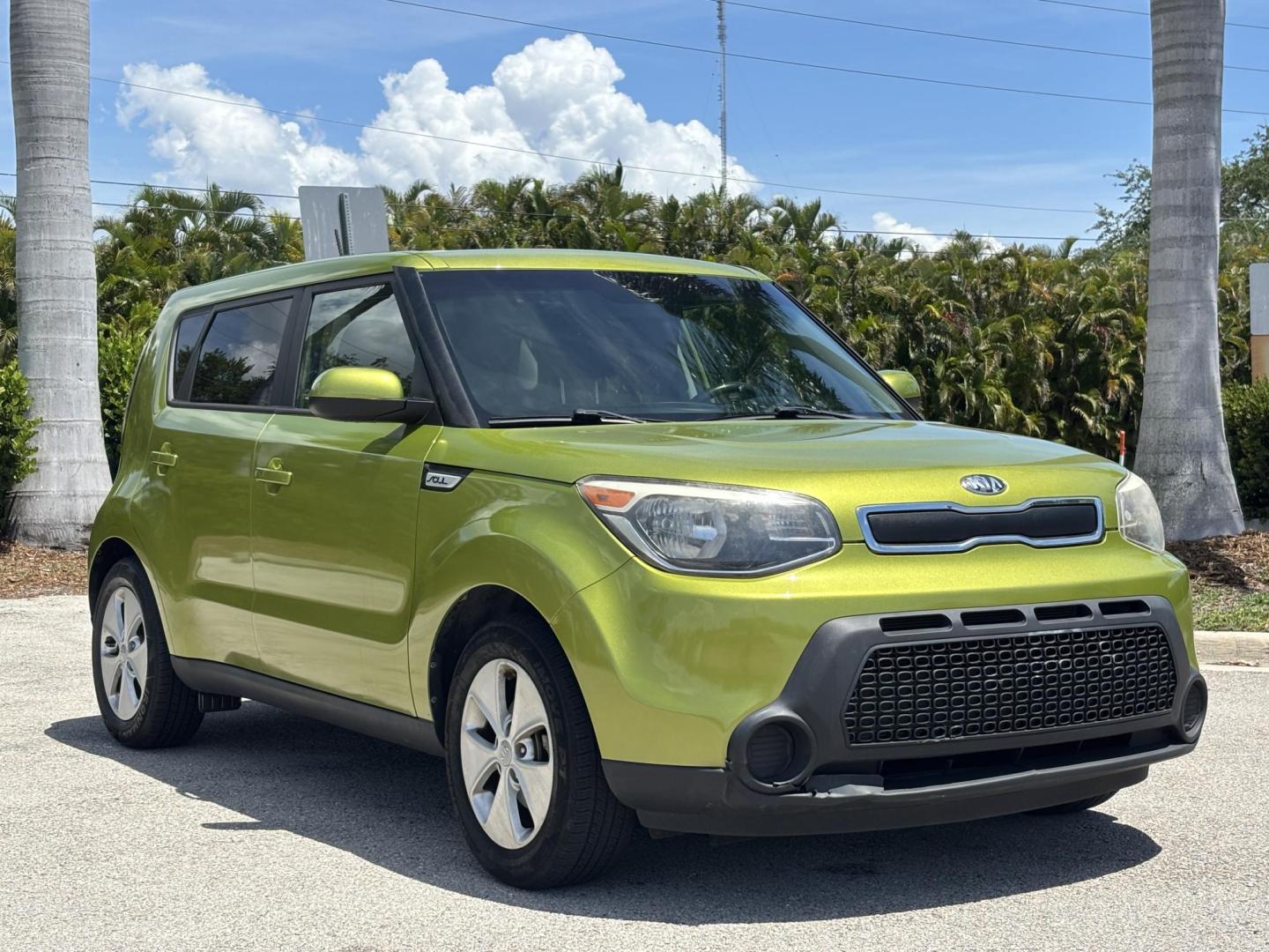 2016 GREEN /BLACK CLOTH Kia Soul (KNDJN2A24G7) with an 1.6L L4 DOHC 16V engine, MANUAL transmission, located at 11170 Summerlin Square Dr., Fort Myers Beach, FL, 33931, (239) 999-7777, 26.493546, -81.941628 - 2016 Kia Soul – Manual Transmission – CARFAX 1 Owner – Only 26,618 Miles – $10,900 Now available at First Auto Credit Fort Myers Beach is this low-mileage 2016 Kia Soul with a manual transmission, CARFAX 1-owner history, and only 26,618 miles. If you are looking for an affordable used hat - Photo#3