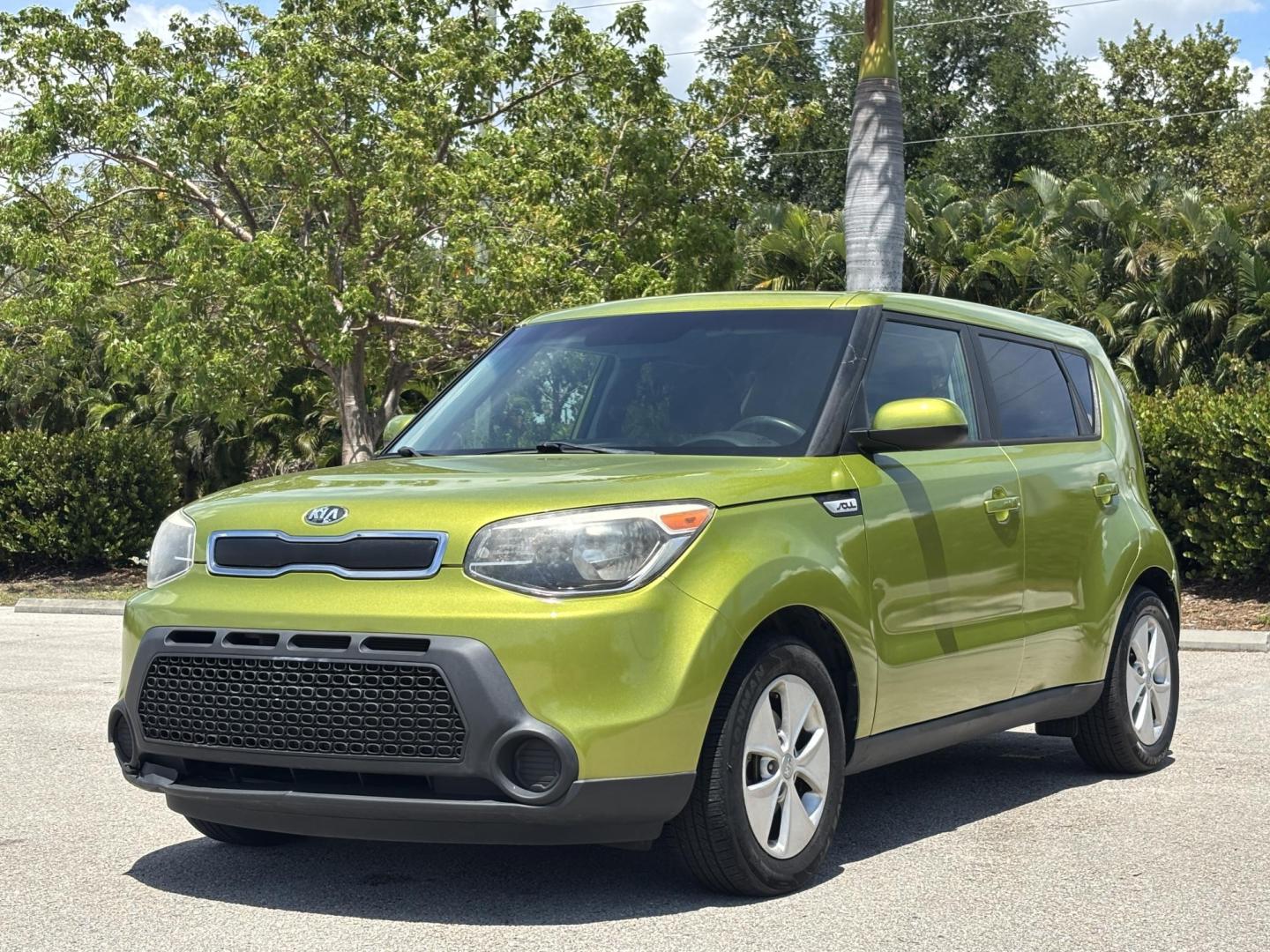 2016 GREEN /BLACK CLOTH Kia Soul (KNDJN2A24G7) with an 1.6L L4 DOHC 16V engine, MANUAL transmission, located at 11170 Summerlin Square Dr., Fort Myers Beach, FL, 33931, (239) 999-7777, 26.493546, -81.941628 - 2016 Kia Soul – Manual Transmission – CARFAX 1 Owner – Only 26,618 Miles – $10,900 Now available at First Auto Credit Fort Myers Beach is this low-mileage 2016 Kia Soul with a manual transmission, CARFAX 1-owner history, and only 26,618 miles. If you are looking for an affordable used hat - Photo#1