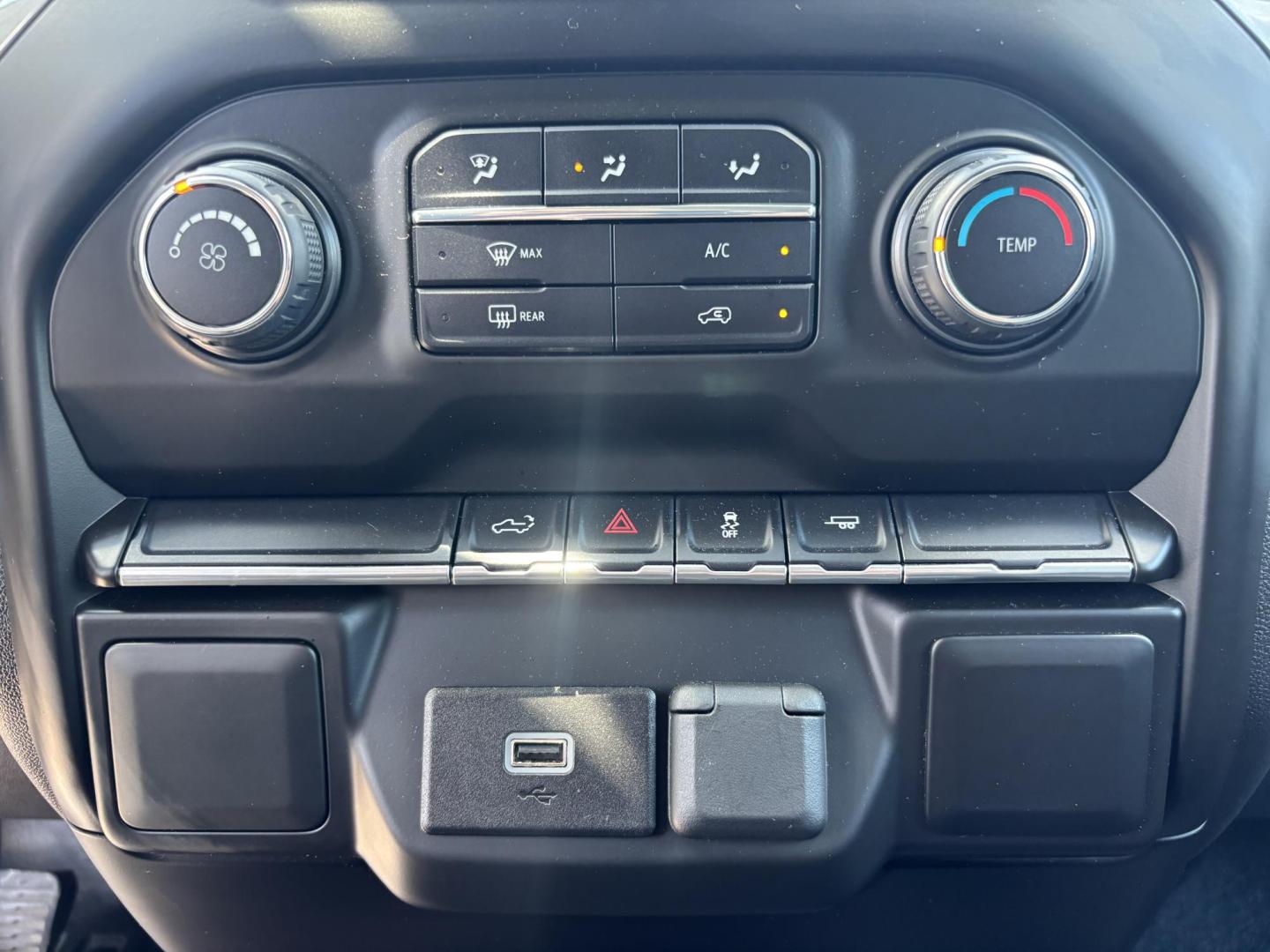2020 WHITE /BLACK LEATHER Chevrolet Silverado 1500 Crew Cab 2WD (3GCPWAEF8LG) with an 5.3L V8 OHV 16V engine, 6A transmission, located at 11170 Summerlin Square Dr., Fort Myers Beach, FL, 33931, (239) 999-7777, 26.493546, -81.941628 - 2020 Chevrolet Silverado 1500 Work Truck – Clean History, Built to Work If you’re looking for a truck that actually works for a living, not just looks pretty in a parking lot… here it is. This 2020 Chevy Silverado 1500 Work Truck comes equipped with a 5.3L V8, giving you the power you ne - Photo#16