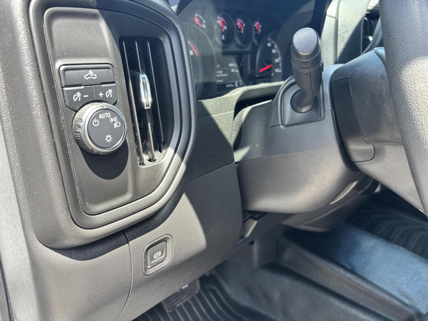 2020 WHITE /BLACK LEATHER Chevrolet Silverado 1500 Crew Cab 2WD (3GCPWAEF8LG) with an 5.3L V8 OHV 16V engine, 6A transmission, located at 11170 Summerlin Square Dr., Fort Myers Beach, FL, 33931, (239) 999-7777, 26.493546, -81.941628 - 2020 Chevrolet Silverado 1500 Work Truck – Clean History, Built to Work If you’re looking for a truck that actually works for a living, not just looks pretty in a parking lot… here it is. This 2020 Chevy Silverado 1500 Work Truck comes equipped with a 5.3L V8, giving you the power you ne - Photo#25