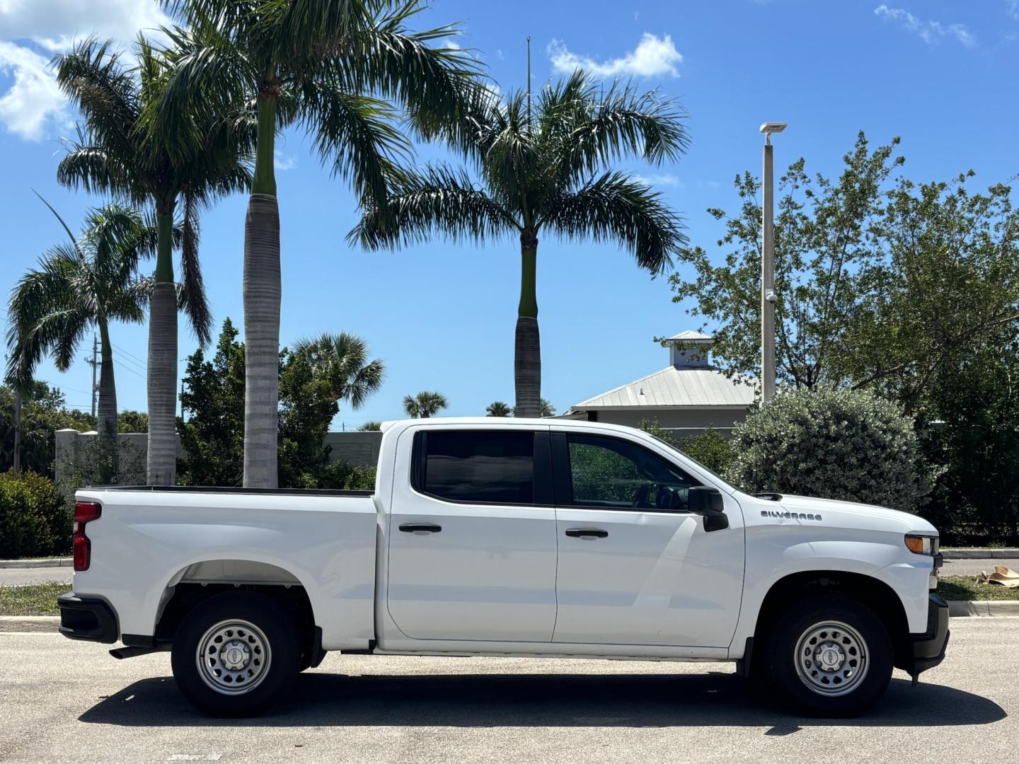 2020 WHITE /BLACK LEATHER Chevrolet Silverado 1500 Crew Cab 2WD (3GCPWAEF8LG) with an 5.3L V8 OHV 16V engine, 6A transmission, located at 11170 Summerlin Square Dr., Fort Myers Beach, FL, 33931, (239) 999-7777, 26.493546, -81.941628 - 2020 Chevrolet Silverado 1500 Work Truck – Clean History, Built to Work If you’re looking for a truck that actually works for a living, not just looks pretty in a parking lot… here it is. This 2020 Chevy Silverado 1500 Work Truck comes equipped with a 5.3L V8, giving you the power you ne - Photo#4