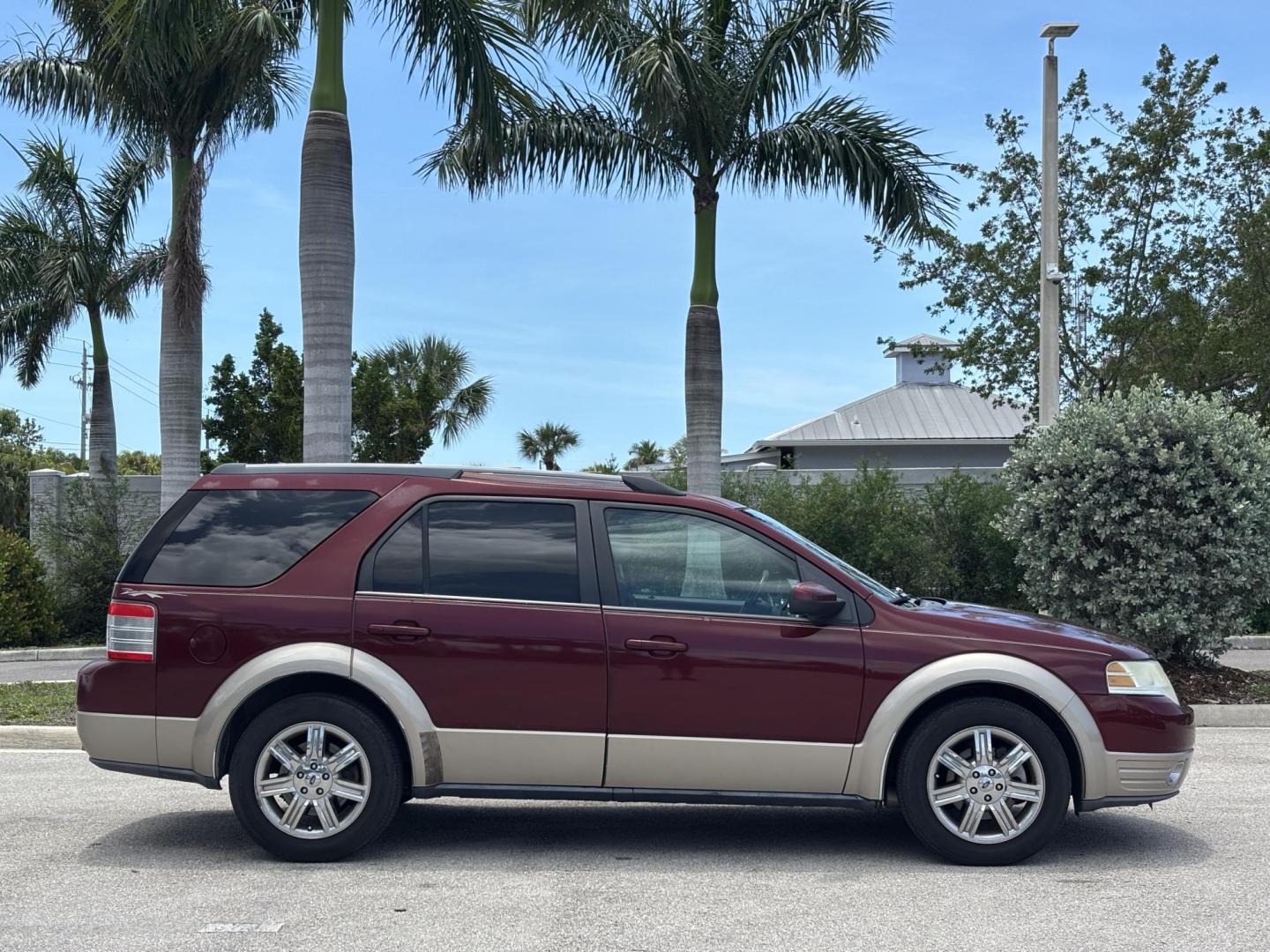 2008 RED /BEIGE LEATHER Ford Taurus X Eddie Bauer AWD (1FMDK07W58G) with an 3.5L V6 DOHC 24V engine, 6-Speed Automatic Overdrive transmission, located at 11170 Summerlin Square Dr., Fort Myers Beach, FL, 33931, (239) 999-7777, 26.493546, -81.941628 - Photo#4