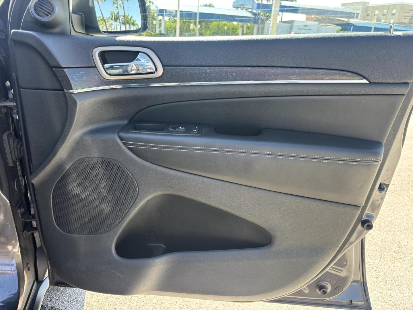 2015 GRAY /BLACK LEATHER Jeep Grand Cherokee Limited 4WD (1C4RJFBG5FC) with an 3.6L V6 DOHC 24V engine, 8-Speed Automatic transmission, located at 11170 Summerlin Square Dr., Fort Myers Beach, FL, 33931, (239) 999-7777, 26.493546, -81.941628 - 2015 Jeep Grand Cherokee Limited 4x4 – $14,500 – 111,395 Miles Now available at First Auto Credit Fort Myers Beach is this sharp 2015 Jeep Grand Cherokee Limited, a well-equipped midsize SUV that blends comfort, capability, and style. With 111,395 miles, a 3.6L V6 engine, and 4x4 capability, - Photo#32