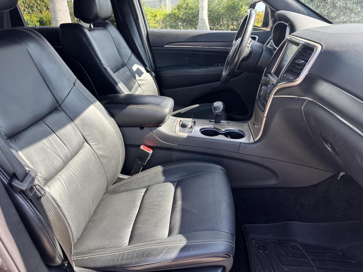2015 GRAY /BLACK LEATHER Jeep Grand Cherokee Limited 4WD (1C4RJFBG5FC) with an 3.6L V6 DOHC 24V engine, 8-Speed Automatic transmission, located at 11170 Summerlin Square Dr., Fort Myers Beach, FL, 33931, (239) 999-7777, 26.493546, -81.941628 - 2015 Jeep Grand Cherokee Limited 4x4 – $14,500 – 111,395 Miles Now available at First Auto Credit Fort Myers Beach is this sharp 2015 Jeep Grand Cherokee Limited, a well-equipped midsize SUV that blends comfort, capability, and style. With 111,395 miles, a 3.6L V6 engine, and 4x4 capability, - Photo#16