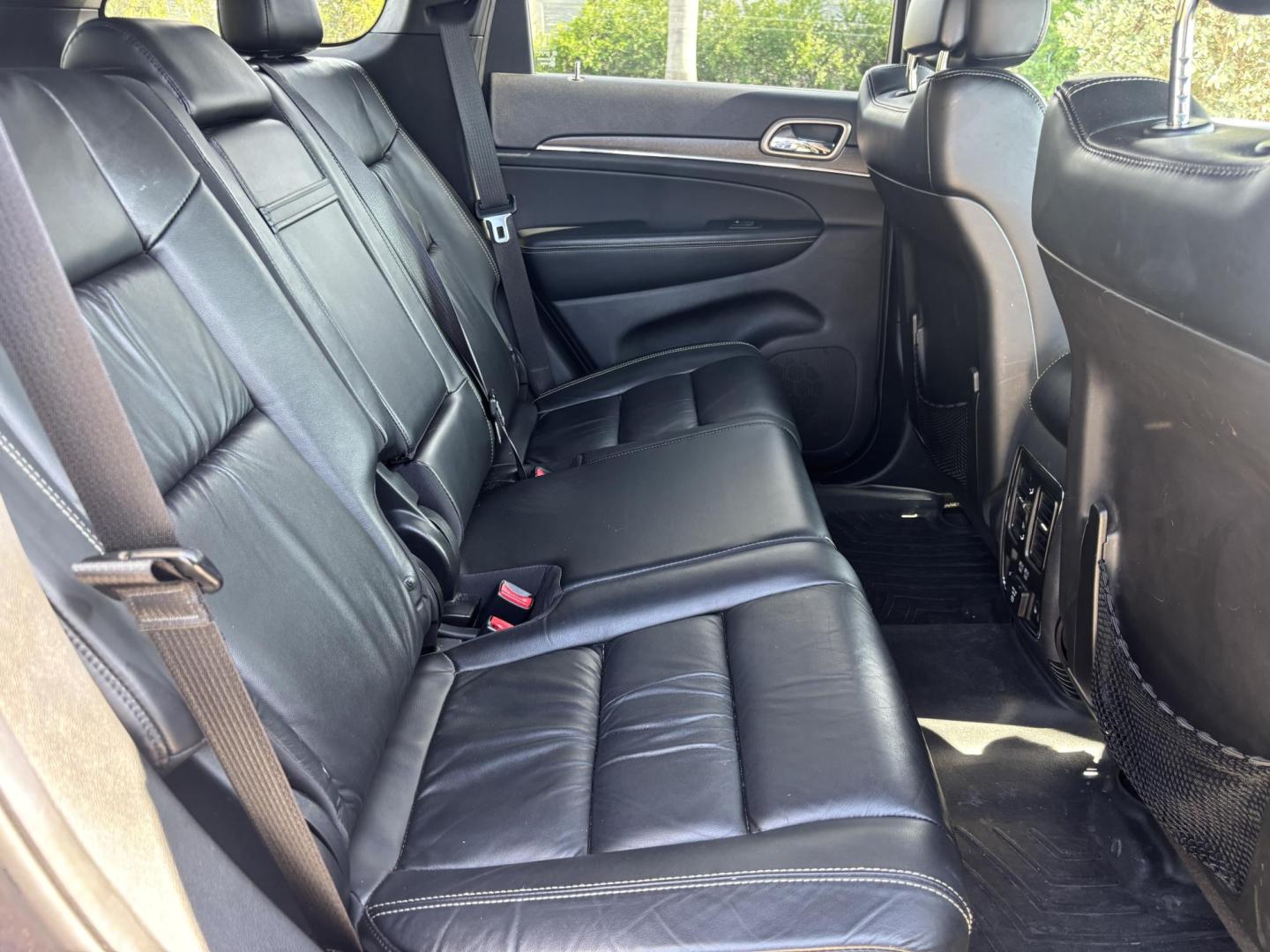 2015 GRAY /BLACK LEATHER Jeep Grand Cherokee Limited 4WD (1C4RJFBG5FC) with an 3.6L V6 DOHC 24V engine, 8-Speed Automatic transmission, located at 11170 Summerlin Square Dr., Fort Myers Beach, FL, 33931, (239) 999-7777, 26.493546, -81.941628 - 2015 Jeep Grand Cherokee Limited 4x4 – $14,500 – 111,395 Miles Now available at First Auto Credit Fort Myers Beach is this sharp 2015 Jeep Grand Cherokee Limited, a well-equipped midsize SUV that blends comfort, capability, and style. With 111,395 miles, a 3.6L V6 engine, and 4x4 capability, - Photo#21