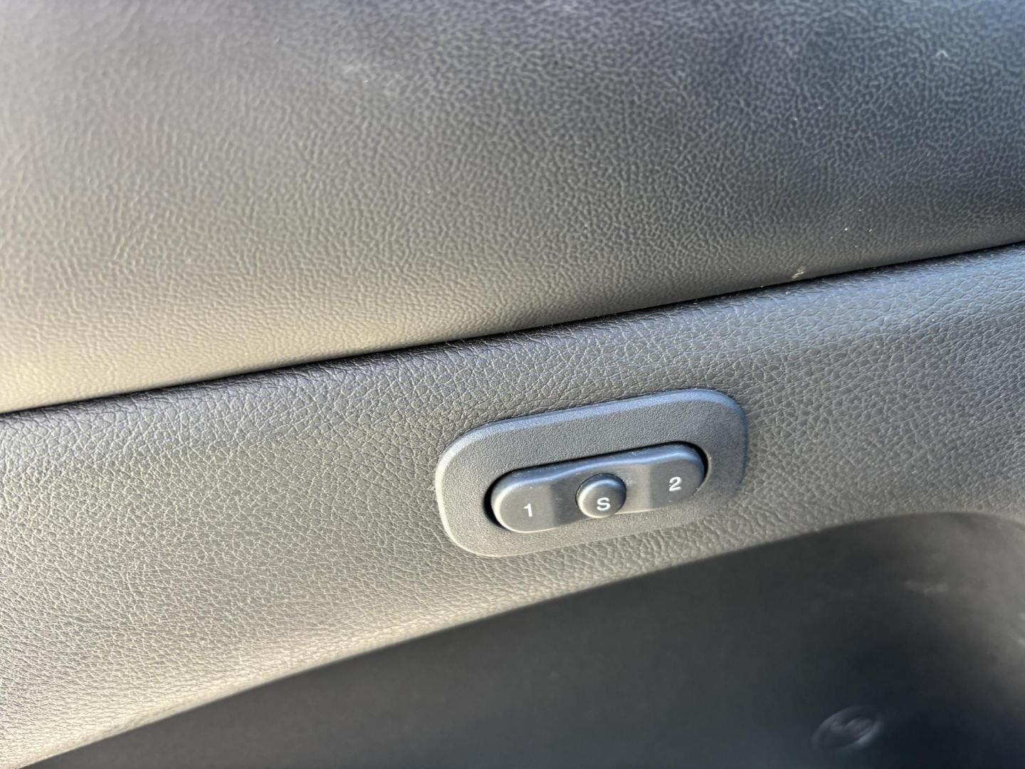 2015 GRAY /BLACK LEATHER Jeep Grand Cherokee Limited 4WD (1C4RJFBG5FC) with an 3.6L V6 DOHC 24V engine, 8-Speed Automatic transmission, located at 11170 Summerlin Square Dr., Fort Myers Beach, FL, 33931, (239) 999-7777, 26.493546, -81.941628 - 2015 Jeep Grand Cherokee Limited 4x4 – $14,500 – 111,395 Miles Now available at First Auto Credit Fort Myers Beach is this sharp 2015 Jeep Grand Cherokee Limited, a well-equipped midsize SUV that blends comfort, capability, and style. With 111,395 miles, a 3.6L V6 engine, and 4x4 capability, - Photo#31