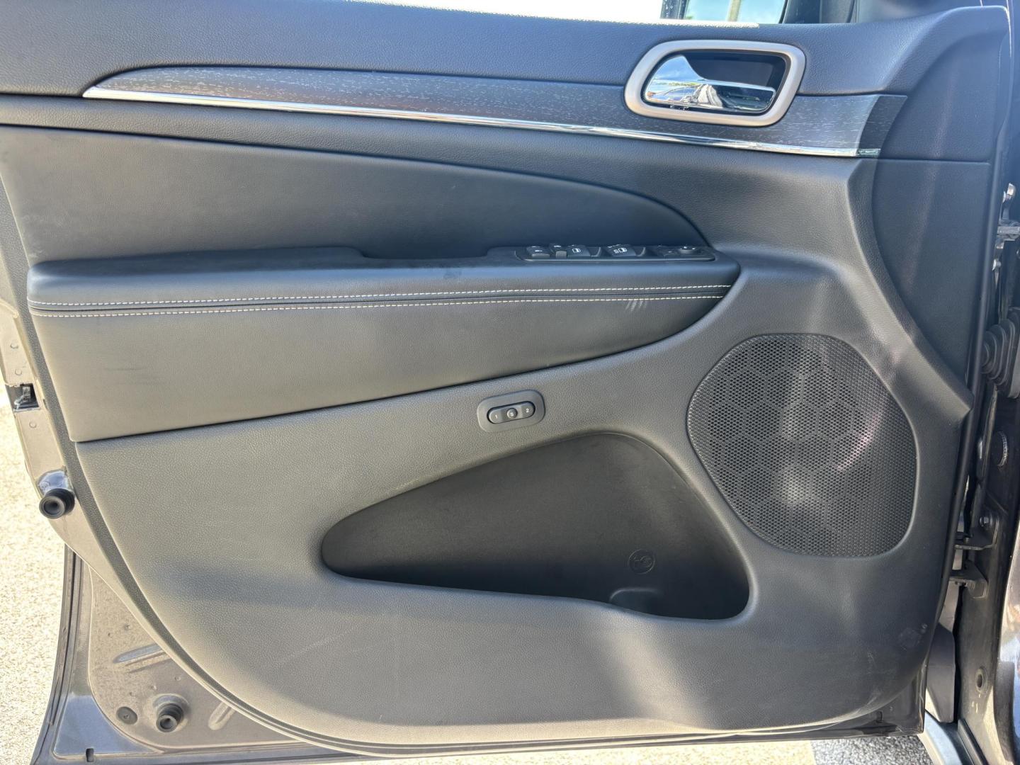 2015 GRAY /BLACK LEATHER Jeep Grand Cherokee Limited 4WD (1C4RJFBG5FC) with an 3.6L V6 DOHC 24V engine, 8-Speed Automatic transmission, located at 11170 Summerlin Square Dr., Fort Myers Beach, FL, 33931, (239) 999-7777, 26.493546, -81.941628 - 2015 Jeep Grand Cherokee Limited 4x4 – $14,500 – 111,395 Miles Now available at First Auto Credit Fort Myers Beach is this sharp 2015 Jeep Grand Cherokee Limited, a well-equipped midsize SUV that blends comfort, capability, and style. With 111,395 miles, a 3.6L V6 engine, and 4x4 capability, - Photo#30
