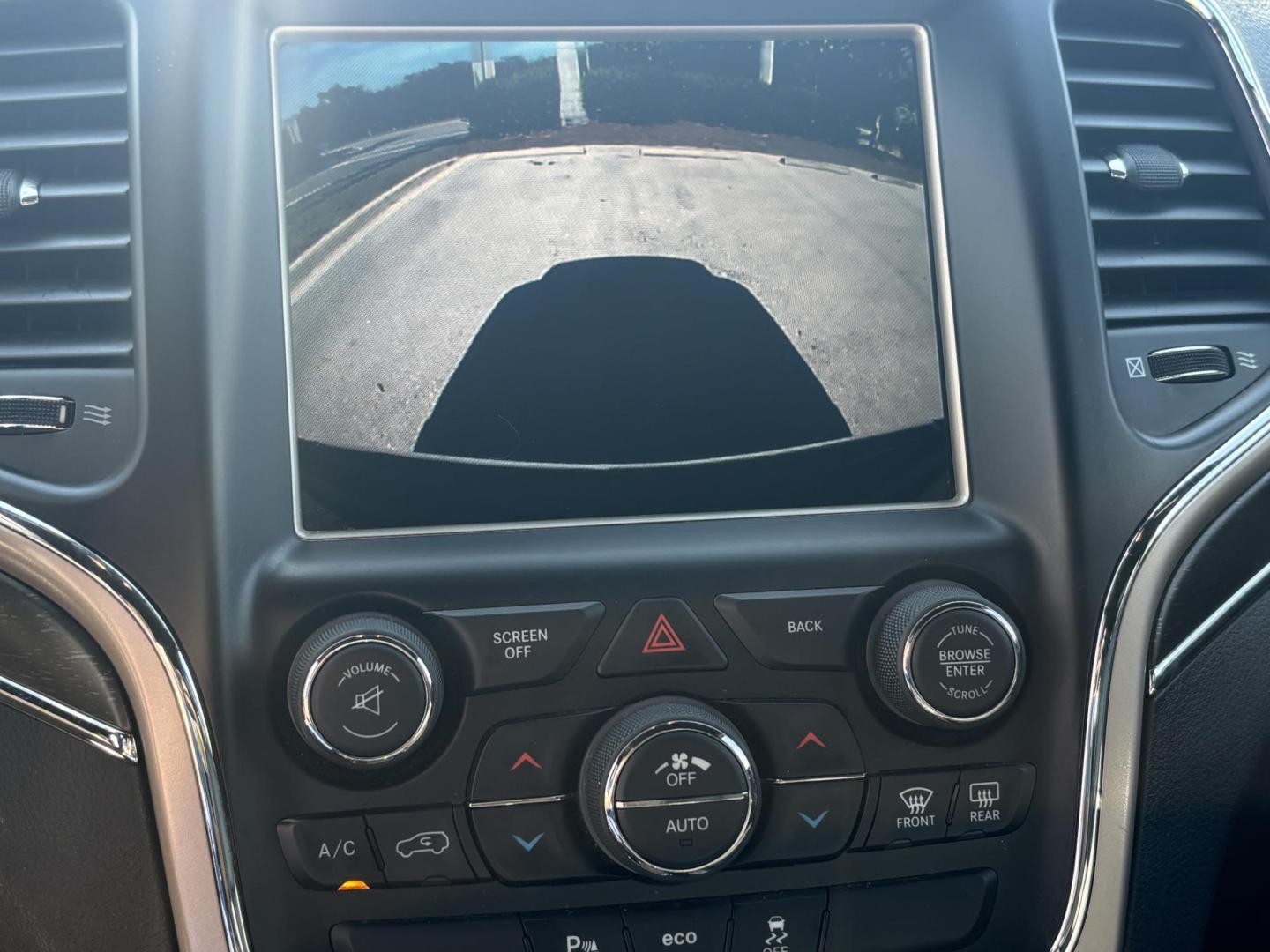 2015 GRAY /BLACK LEATHER Jeep Grand Cherokee Limited 4WD (1C4RJFBG5FC) with an 3.6L V6 DOHC 24V engine, 8-Speed Automatic transmission, located at 11170 Summerlin Square Dr., Fort Myers Beach, FL, 33931, (239) 999-7777, 26.493546, -81.941628 - 2015 Jeep Grand Cherokee Limited 4x4 – $14,500 – 111,395 Miles Now available at First Auto Credit Fort Myers Beach is this sharp 2015 Jeep Grand Cherokee Limited, a well-equipped midsize SUV that blends comfort, capability, and style. With 111,395 miles, a 3.6L V6 engine, and 4x4 capability, - Photo#14