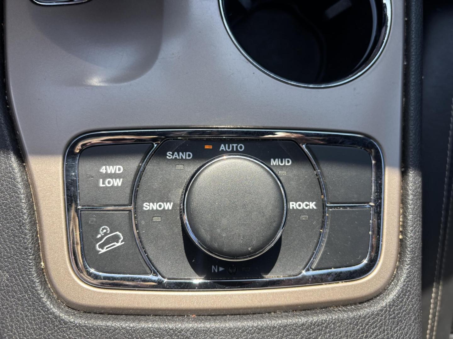 2015 GRAY /BLACK LEATHER Jeep Grand Cherokee Limited 4WD (1C4RJFBG5FC) with an 3.6L V6 DOHC 24V engine, 8-Speed Automatic transmission, located at 11170 Summerlin Square Dr., Fort Myers Beach, FL, 33931, (239) 999-7777, 26.493546, -81.941628 - 2015 Jeep Grand Cherokee Limited 4x4 – $14,500 – 111,395 Miles Now available at First Auto Credit Fort Myers Beach is this sharp 2015 Jeep Grand Cherokee Limited, a well-equipped midsize SUV that blends comfort, capability, and style. With 111,395 miles, a 3.6L V6 engine, and 4x4 capability, - Photo#15