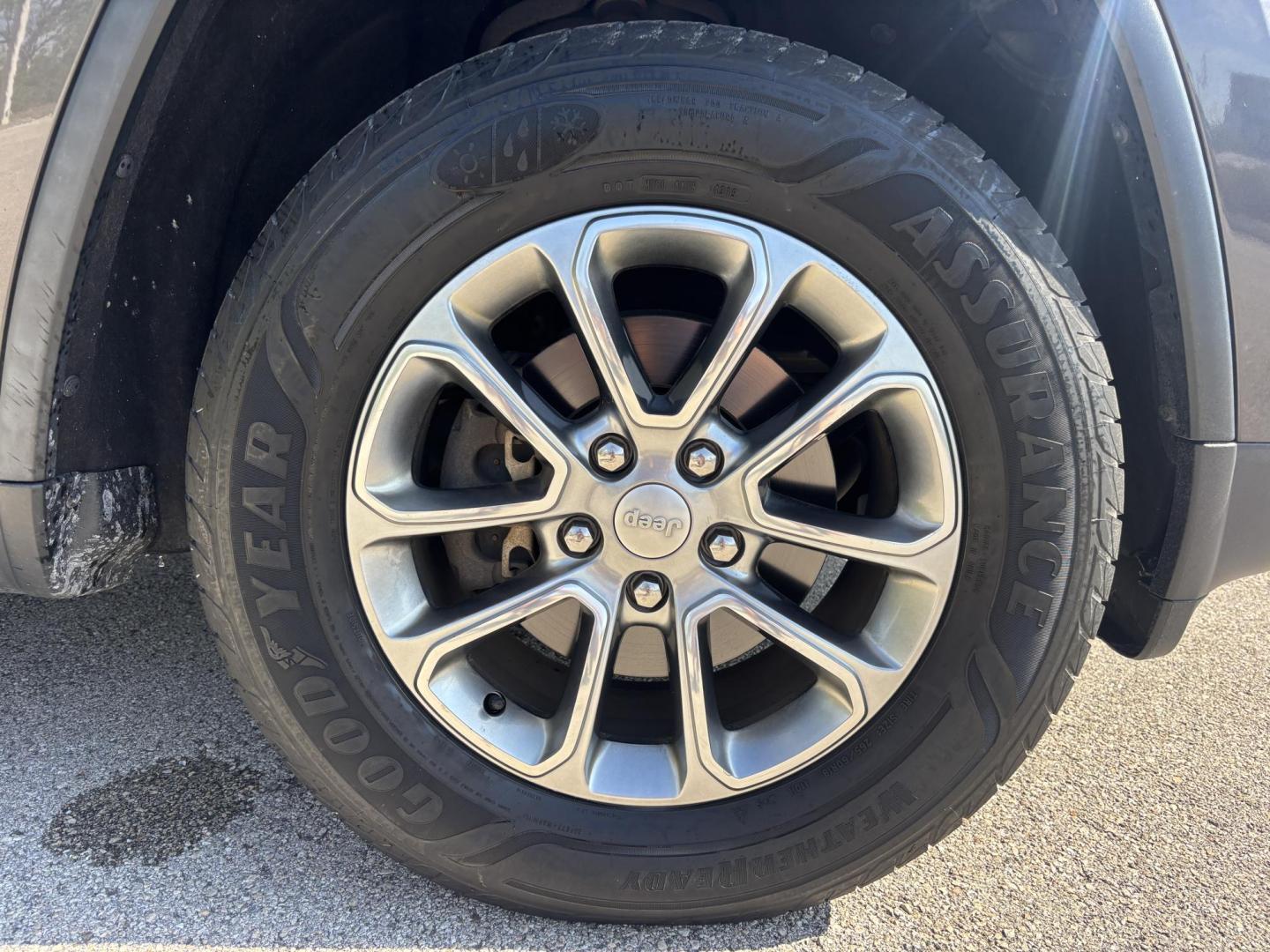 2015 GRAY /BLACK LEATHER Jeep Grand Cherokee Limited 4WD (1C4RJFBG5FC) with an 3.6L V6 DOHC 24V engine, 8-Speed Automatic transmission, located at 11170 Summerlin Square Dr., Fort Myers Beach, FL, 33931, (239) 999-7777, 26.493546, -81.941628 - 2015 Jeep Grand Cherokee Limited 4x4 – $14,500 – 111,395 Miles Now available at First Auto Credit Fort Myers Beach is this sharp 2015 Jeep Grand Cherokee Limited, a well-equipped midsize SUV that blends comfort, capability, and style. With 111,395 miles, a 3.6L V6 engine, and 4x4 capability, - Photo#35