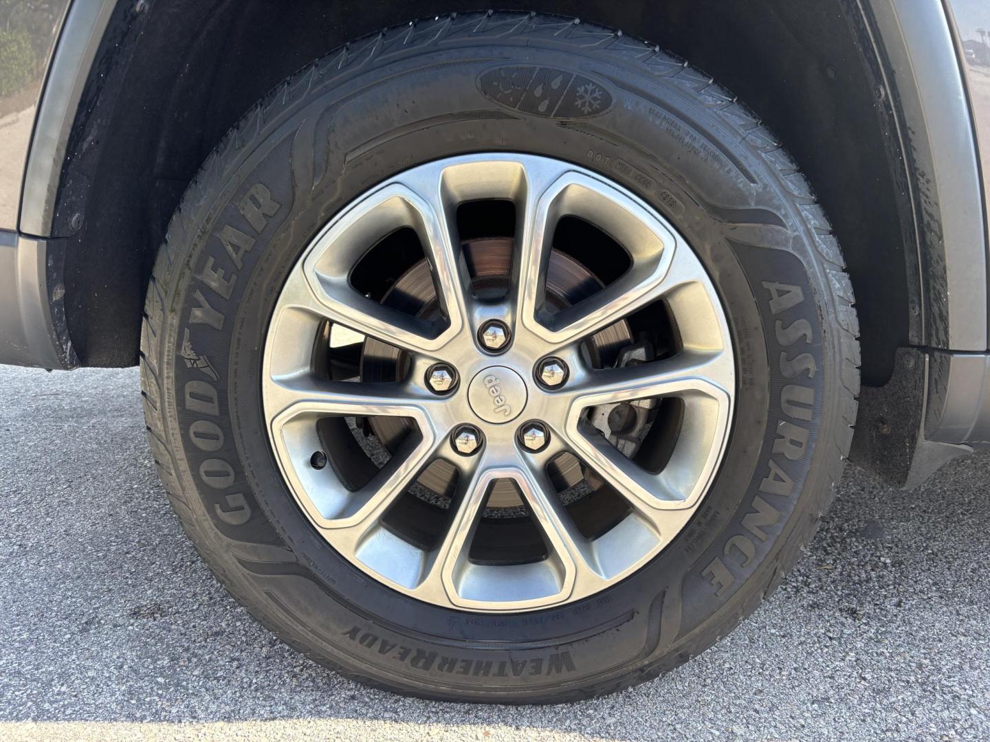 2015 GRAY /BLACK LEATHER Jeep Grand Cherokee Limited 4WD (1C4RJFBG5FC) with an 3.6L V6 DOHC 24V engine, 8-Speed Automatic transmission, located at 11170 Summerlin Square Dr., Fort Myers Beach, FL, 33931, (239) 999-7777, 26.493546, -81.941628 - 2015 Jeep Grand Cherokee Limited 4x4 – $14,500 – 111,395 Miles Now available at First Auto Credit Fort Myers Beach is this sharp 2015 Jeep Grand Cherokee Limited, a well-equipped midsize SUV that blends comfort, capability, and style. With 111,395 miles, a 3.6L V6 engine, and 4x4 capability, - Photo#36