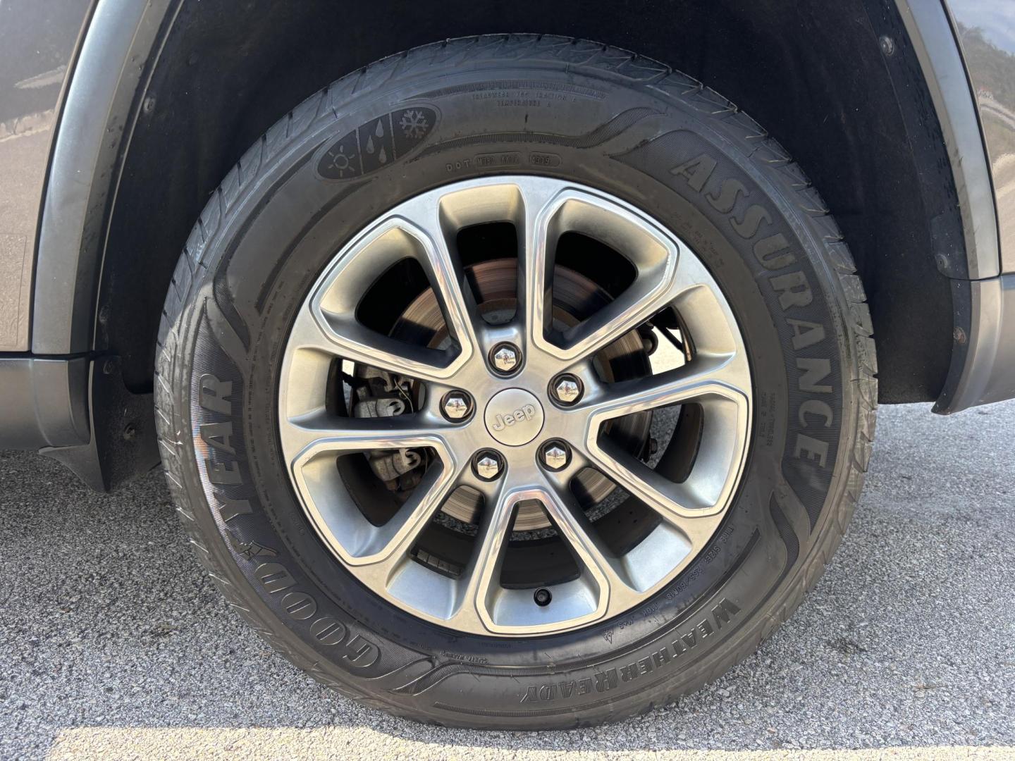 2015 GRAY /BLACK LEATHER Jeep Grand Cherokee Limited 4WD (1C4RJFBG5FC) with an 3.6L V6 DOHC 24V engine, 8-Speed Automatic transmission, located at 11170 Summerlin Square Dr., Fort Myers Beach, FL, 33931, (239) 999-7777, 26.493546, -81.941628 - 2015 Jeep Grand Cherokee Limited 4x4 – $14,500 – 111,395 Miles Now available at First Auto Credit Fort Myers Beach is this sharp 2015 Jeep Grand Cherokee Limited, a well-equipped midsize SUV that blends comfort, capability, and style. With 111,395 miles, a 3.6L V6 engine, and 4x4 capability, - Photo#37
