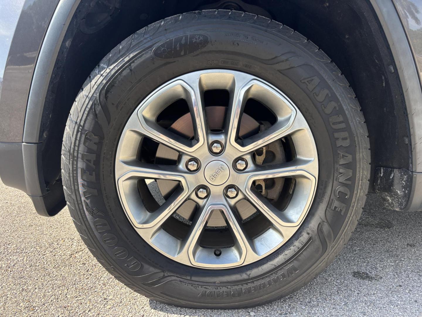 2015 GRAY /BLACK LEATHER Jeep Grand Cherokee Limited 4WD (1C4RJFBG5FC) with an 3.6L V6 DOHC 24V engine, 8-Speed Automatic transmission, located at 11170 Summerlin Square Dr., Fort Myers Beach, FL, 33931, (239) 999-7777, 26.493546, -81.941628 - 2015 Jeep Grand Cherokee Limited 4x4 – $14,500 – 111,395 Miles Now available at First Auto Credit Fort Myers Beach is this sharp 2015 Jeep Grand Cherokee Limited, a well-equipped midsize SUV that blends comfort, capability, and style. With 111,395 miles, a 3.6L V6 engine, and 4x4 capability, - Photo#38