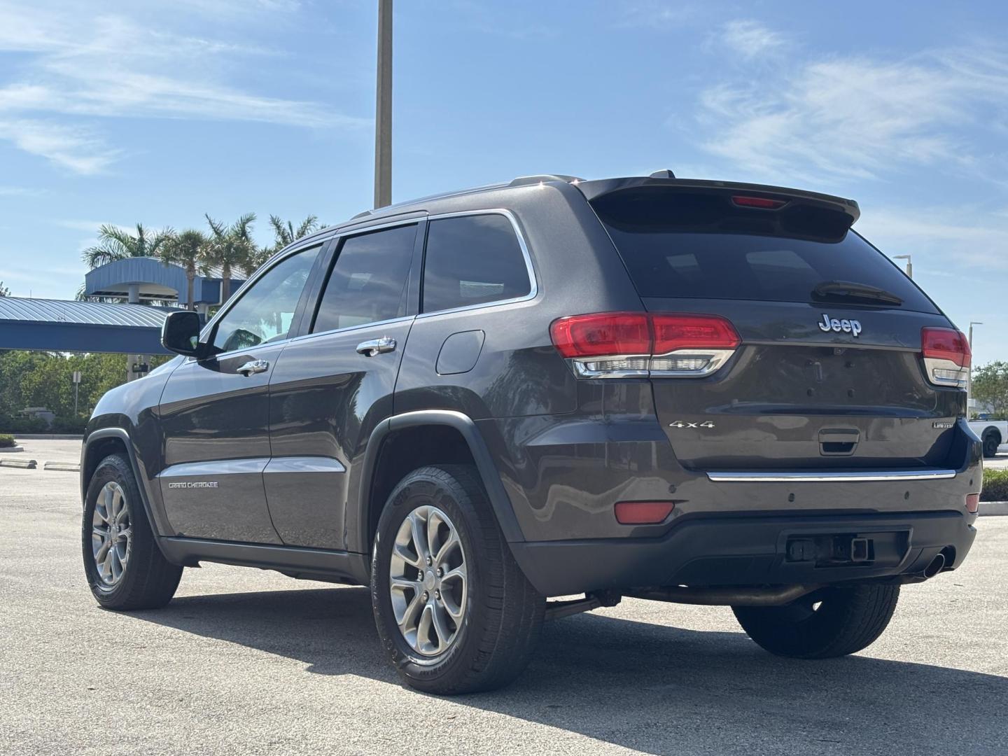 2015 GRAY /BLACK LEATHER Jeep Grand Cherokee Limited 4WD (1C4RJFBG5FC) with an 3.6L V6 DOHC 24V engine, 8-Speed Automatic transmission, located at 11170 Summerlin Square Dr., Fort Myers Beach, FL, 33931, (239) 999-7777, 26.493546, -81.941628 - 2015 Jeep Grand Cherokee Limited 4x4 – $14,500 – 111,395 Miles Now available at First Auto Credit Fort Myers Beach is this sharp 2015 Jeep Grand Cherokee Limited, a well-equipped midsize SUV that blends comfort, capability, and style. With 111,395 miles, a 3.6L V6 engine, and 4x4 capability, - Photo#5