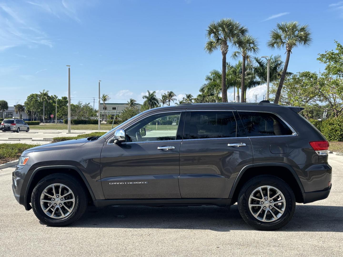 2015 GRAY /BLACK LEATHER Jeep Grand Cherokee Limited 4WD (1C4RJFBG5FC) with an 3.6L V6 DOHC 24V engine, 8-Speed Automatic transmission, located at 11170 Summerlin Square Dr., Fort Myers Beach, FL, 33931, (239) 999-7777, 26.493546, -81.941628 - 2015 Jeep Grand Cherokee Limited 4x4 – $14,500 – 111,395 Miles Now available at First Auto Credit Fort Myers Beach is this sharp 2015 Jeep Grand Cherokee Limited, a well-equipped midsize SUV that blends comfort, capability, and style. With 111,395 miles, a 3.6L V6 engine, and 4x4 capability, - Photo#8