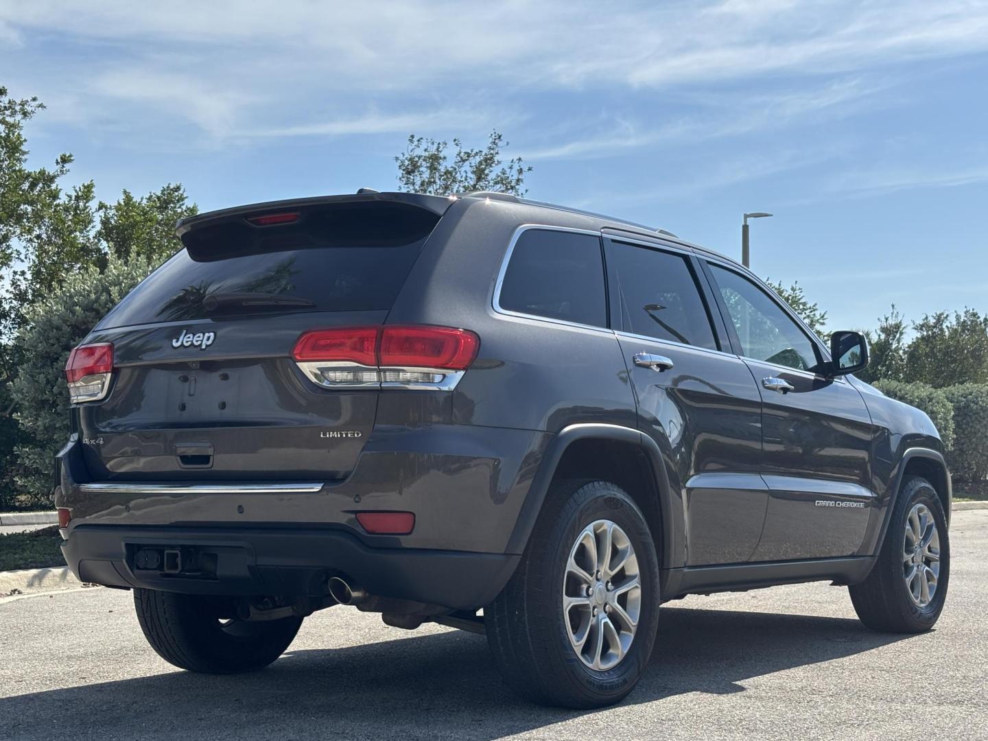 2015 GRAY /BLACK LEATHER Jeep Grand Cherokee Limited 4WD (1C4RJFBG5FC) with an 3.6L V6 DOHC 24V engine, 8-Speed Automatic transmission, located at 11170 Summerlin Square Dr., Fort Myers Beach, FL, 33931, (239) 999-7777, 26.493546, -81.941628 - 2015 Jeep Grand Cherokee Limited 4x4 – $14,500 – 111,395 Miles Now available at First Auto Credit Fort Myers Beach is this sharp 2015 Jeep Grand Cherokee Limited, a well-equipped midsize SUV that blends comfort, capability, and style. With 111,395 miles, a 3.6L V6 engine, and 4x4 capability, - Photo#7