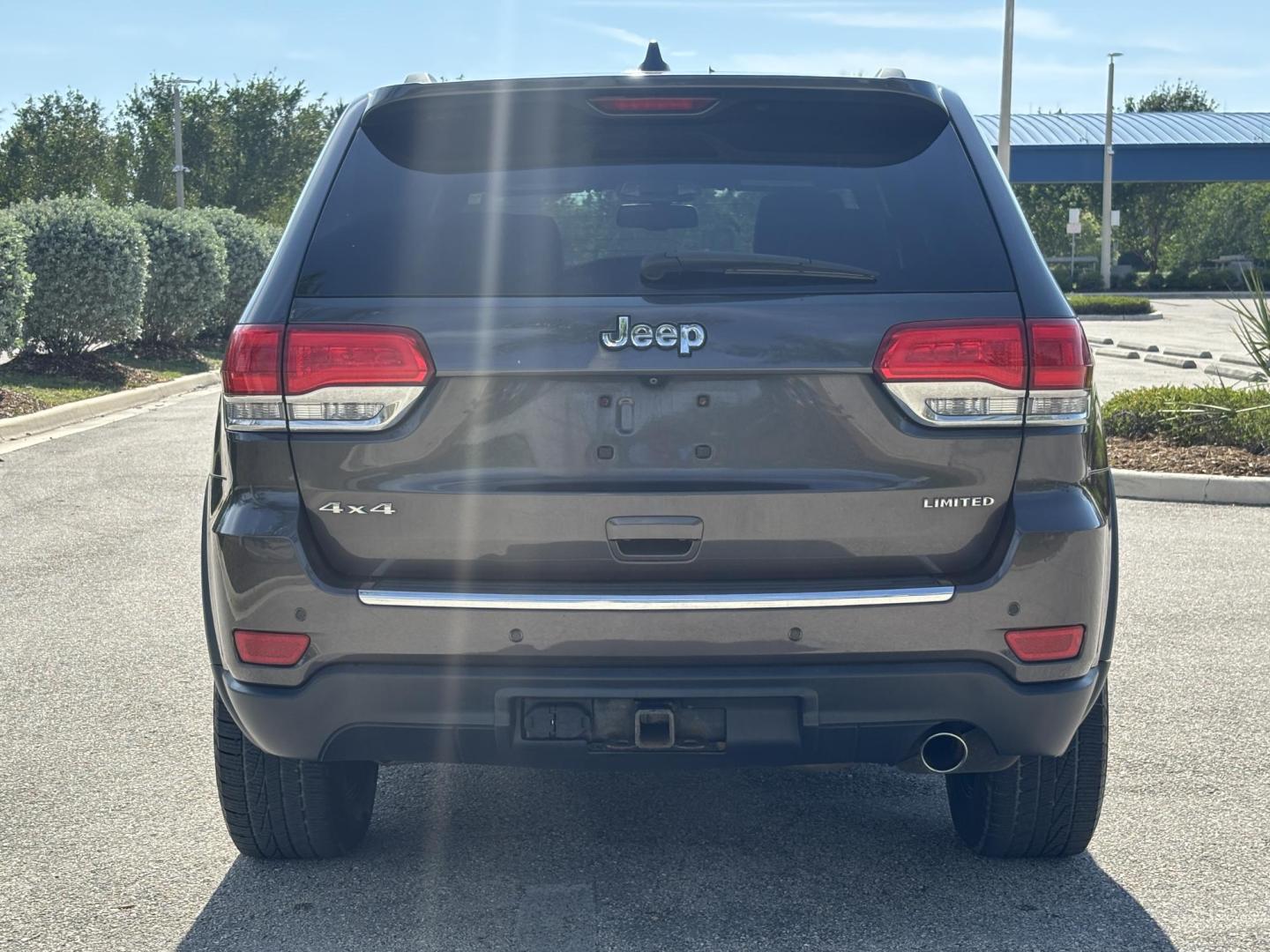 2015 GRAY /BLACK LEATHER Jeep Grand Cherokee Limited 4WD (1C4RJFBG5FC) with an 3.6L V6 DOHC 24V engine, 8-Speed Automatic transmission, located at 11170 Summerlin Square Dr., Fort Myers Beach, FL, 33931, (239) 999-7777, 26.493546, -81.941628 - 2015 Jeep Grand Cherokee Limited 4x4 – $14,500 – 111,395 Miles Now available at First Auto Credit Fort Myers Beach is this sharp 2015 Jeep Grand Cherokee Limited, a well-equipped midsize SUV that blends comfort, capability, and style. With 111,395 miles, a 3.6L V6 engine, and 4x4 capability, - Photo#6