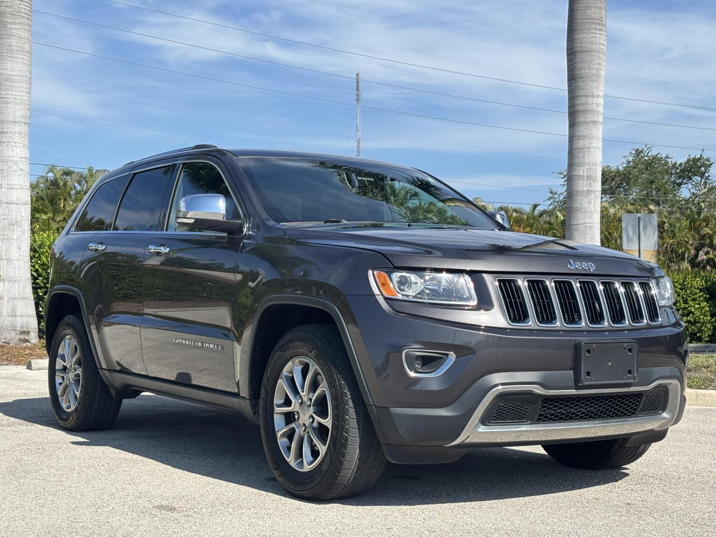 2015 GRAY /BLACK LEATHER Jeep Grand Cherokee Limited 4WD (1C4RJFBG5FC) with an 3.6L V6 DOHC 24V engine, 8-Speed Automatic transmission, located at 11170 Summerlin Square Dr., Fort Myers Beach, FL, 33931, (239) 999-7777, 26.493546, -81.941628 - 2015 Jeep Grand Cherokee Limited 4x4 – $14,500 – 111,395 Miles Now available at First Auto Credit Fort Myers Beach is this sharp 2015 Jeep Grand Cherokee Limited, a well-equipped midsize SUV that blends comfort, capability, and style. With 111,395 miles, a 3.6L V6 engine, and 4x4 capability, - Photo#3