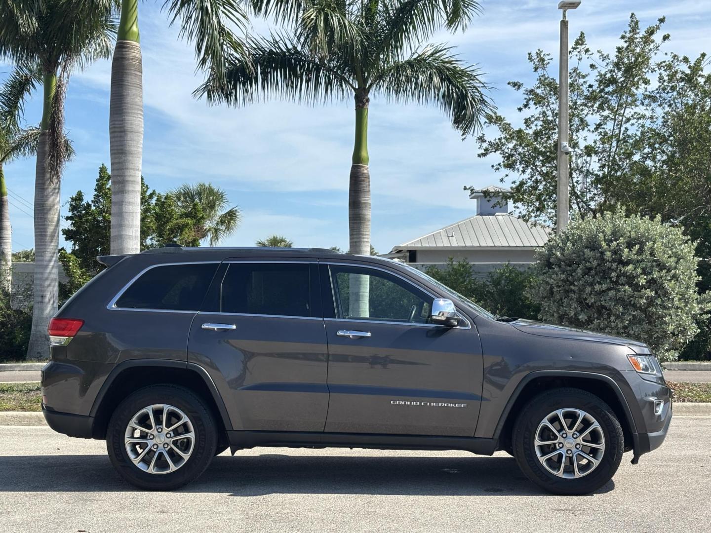 2015 GRAY /BLACK LEATHER Jeep Grand Cherokee Limited 4WD (1C4RJFBG5FC) with an 3.6L V6 DOHC 24V engine, 8-Speed Automatic transmission, located at 11170 Summerlin Square Dr., Fort Myers Beach, FL, 33931, (239) 999-7777, 26.493546, -81.941628 - 2015 Jeep Grand Cherokee Limited 4x4 – $14,500 – 111,395 Miles Now available at First Auto Credit Fort Myers Beach is this sharp 2015 Jeep Grand Cherokee Limited, a well-equipped midsize SUV that blends comfort, capability, and style. With 111,395 miles, a 3.6L V6 engine, and 4x4 capability, - Photo#4