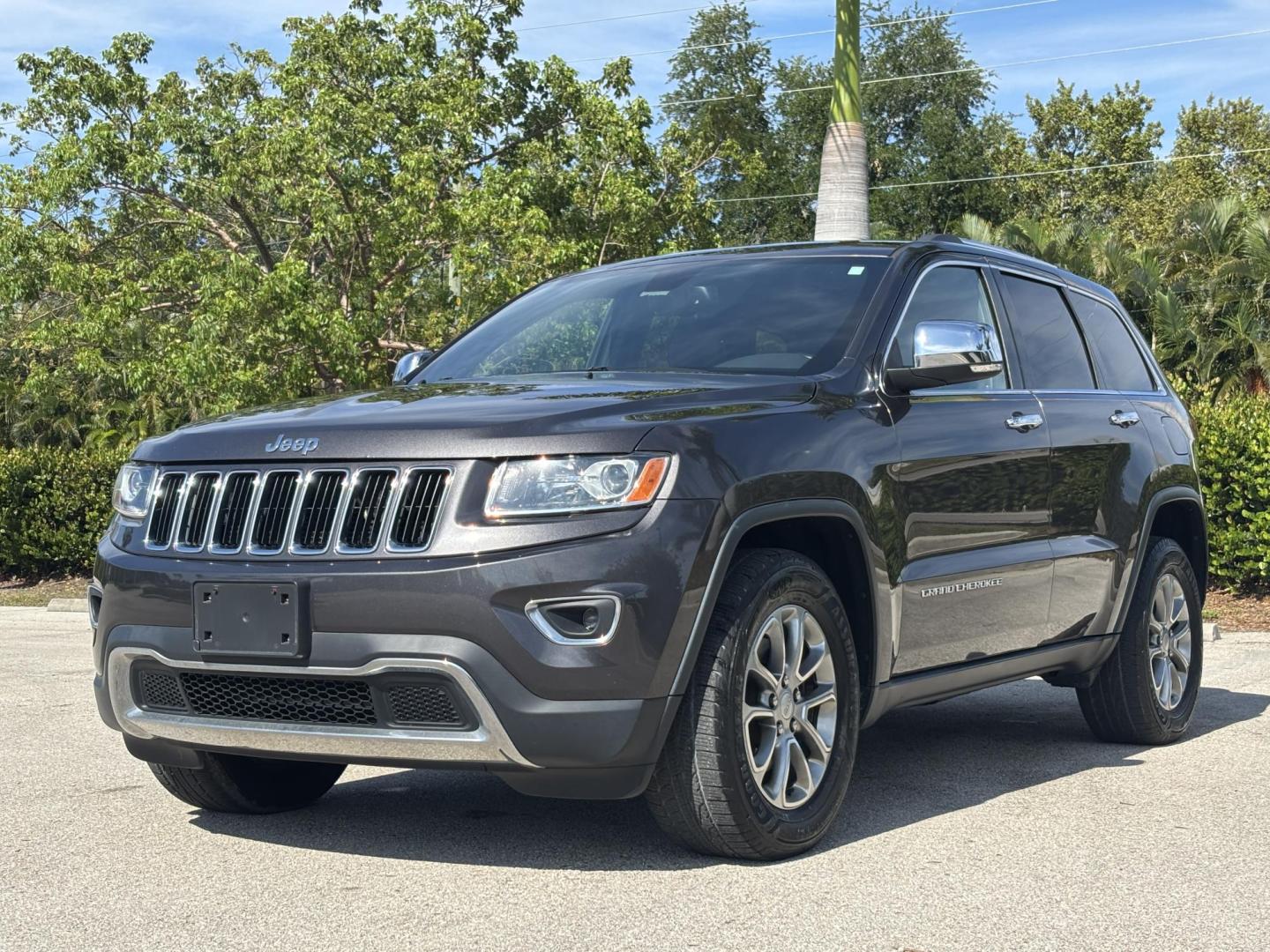 2015 GRAY /BLACK LEATHER Jeep Grand Cherokee Limited 4WD (1C4RJFBG5FC) with an 3.6L V6 DOHC 24V engine, 8-Speed Automatic transmission, located at 11170 Summerlin Square Dr., Fort Myers Beach, FL, 33931, (239) 999-7777, 26.493546, -81.941628 - 2015 Jeep Grand Cherokee Limited 4x4 – $14,500 – 111,395 Miles Now available at First Auto Credit Fort Myers Beach is this sharp 2015 Jeep Grand Cherokee Limited, a well-equipped midsize SUV that blends comfort, capability, and style. With 111,395 miles, a 3.6L V6 engine, and 4x4 capability, - Photo#1